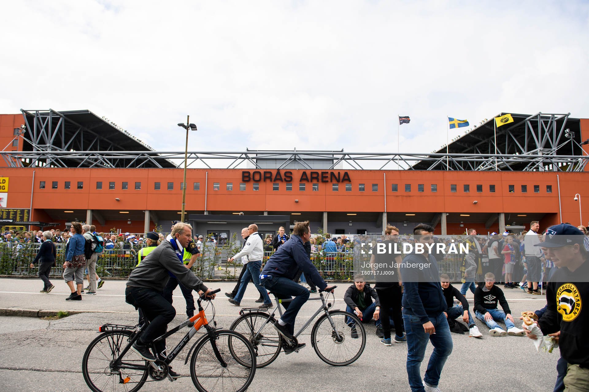 Supportrar på väg in på Borås arena innan