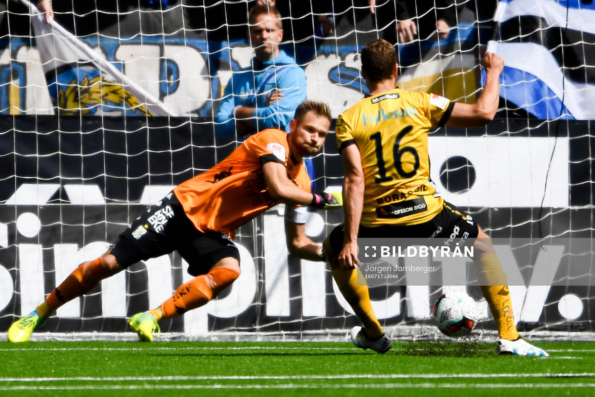 IFK Göteborgs målvakt John Alvbåge  räddar straffspark