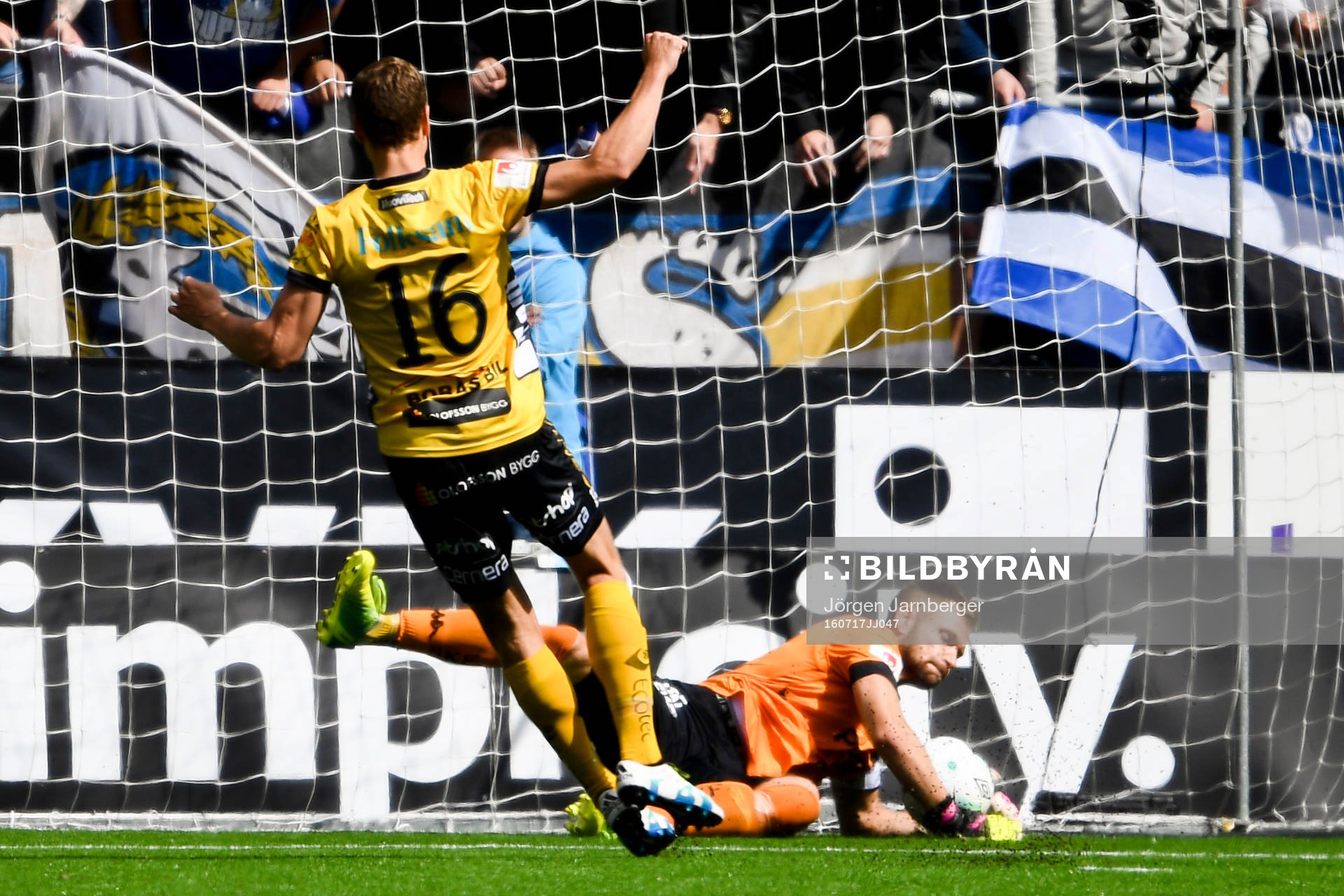 IFK Göteborgs målvakt John Alvbåge  räddar straffspark