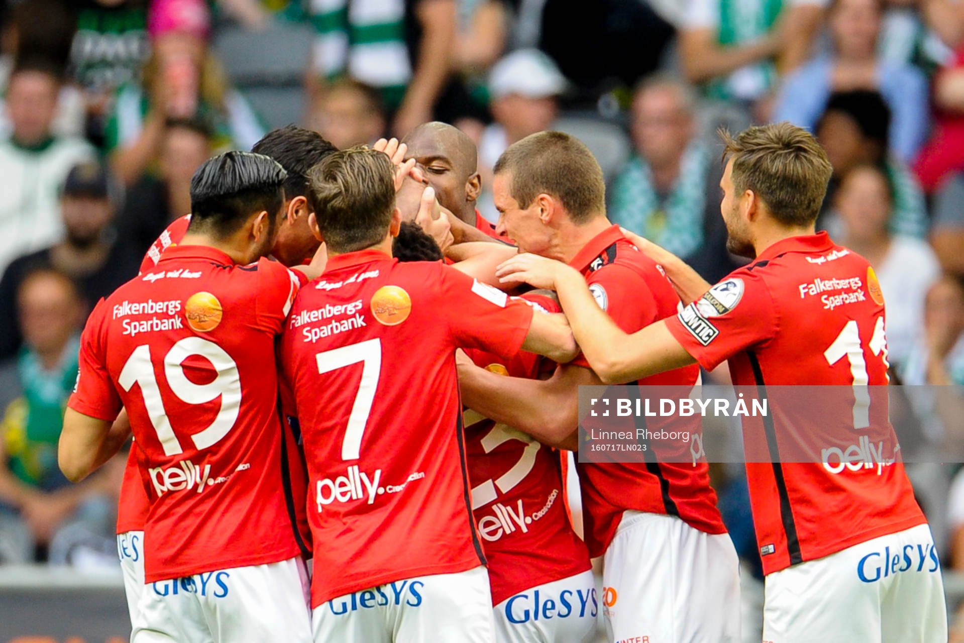 Falkenbergs spelare jublar