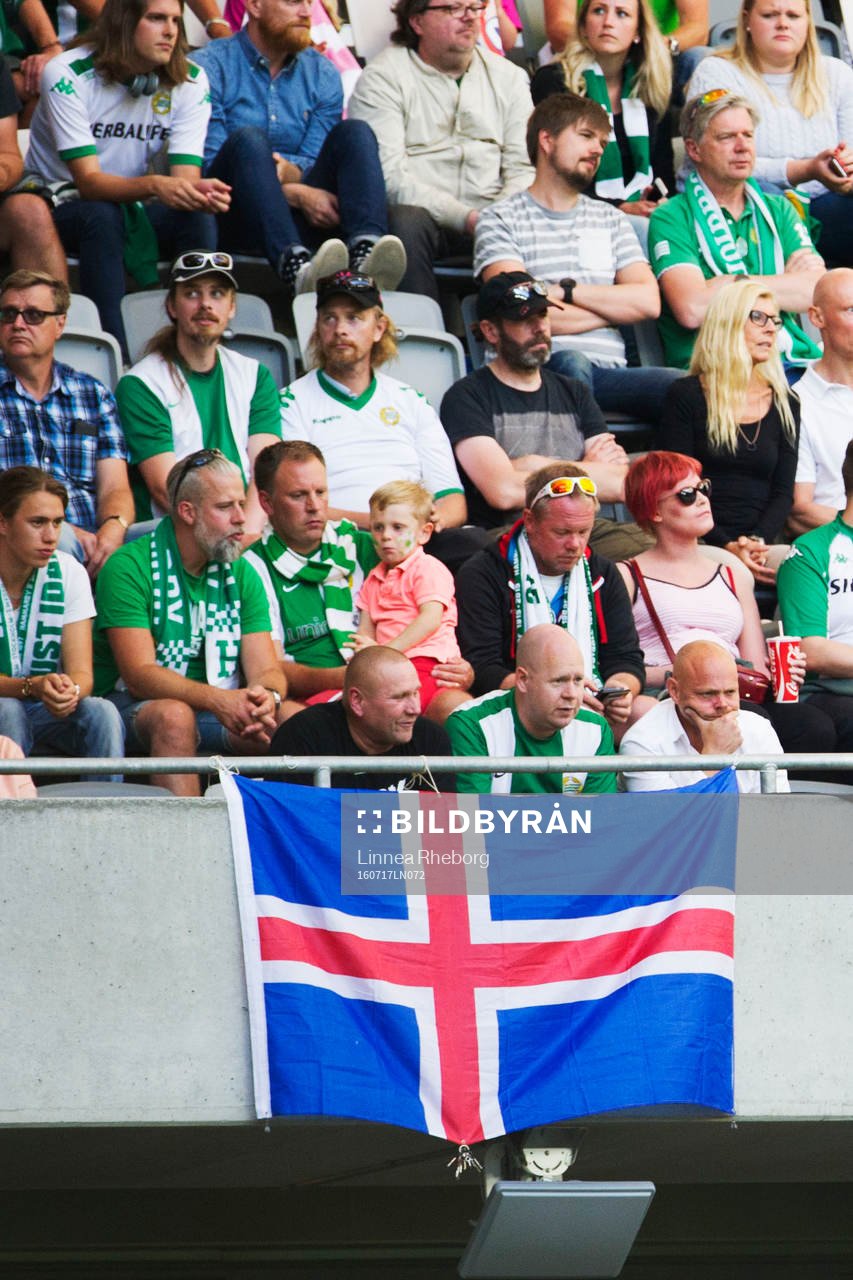 Islands flagga hänger längs med läktaren