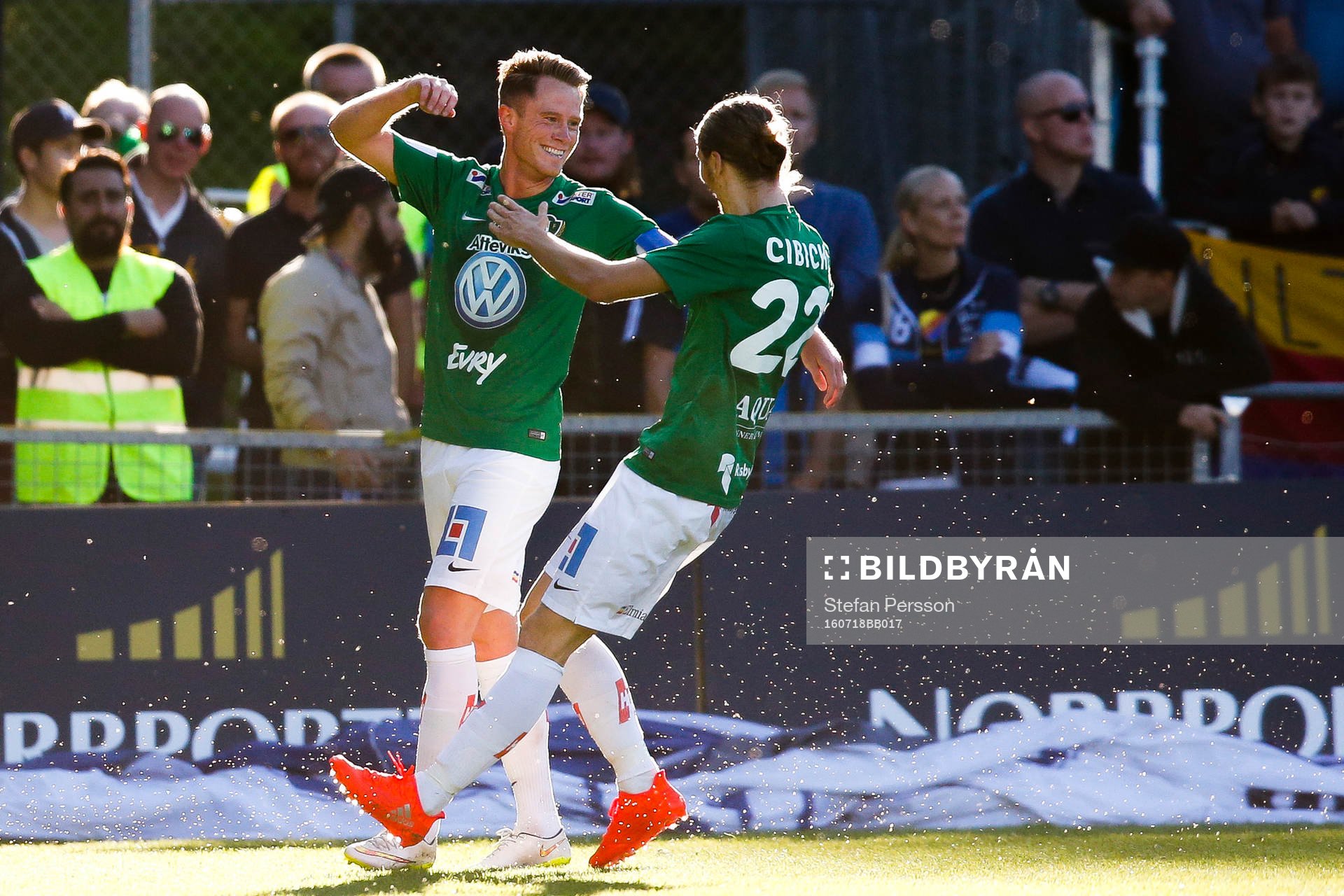 Jönköpings Tommy Thelin och Pawel Cibicki jublar