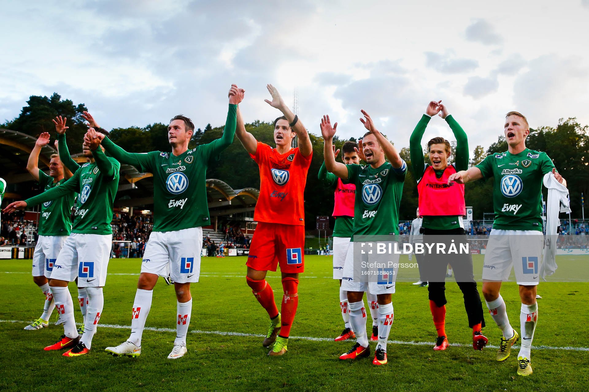Jönköpings spelare jublar efter fotbollsmatchen i Allsvenskan mellan Jönköping och Djurgården den 18 juli 2016 i Jönköping. 