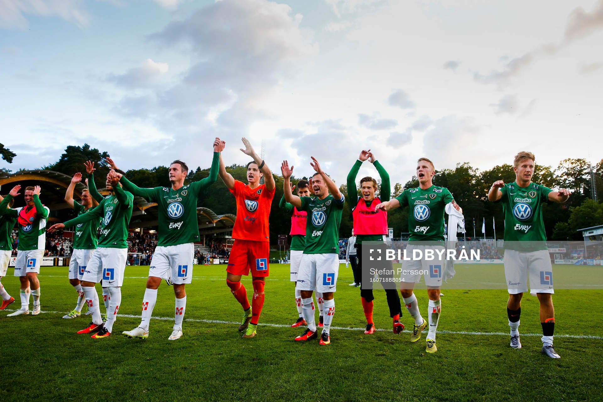 Jönköpings spelare jublar efter fotbollsmatchen i Allsvenskan mellan Jönköping och Djurgården den 18 juli 2016 i Jönköping. 