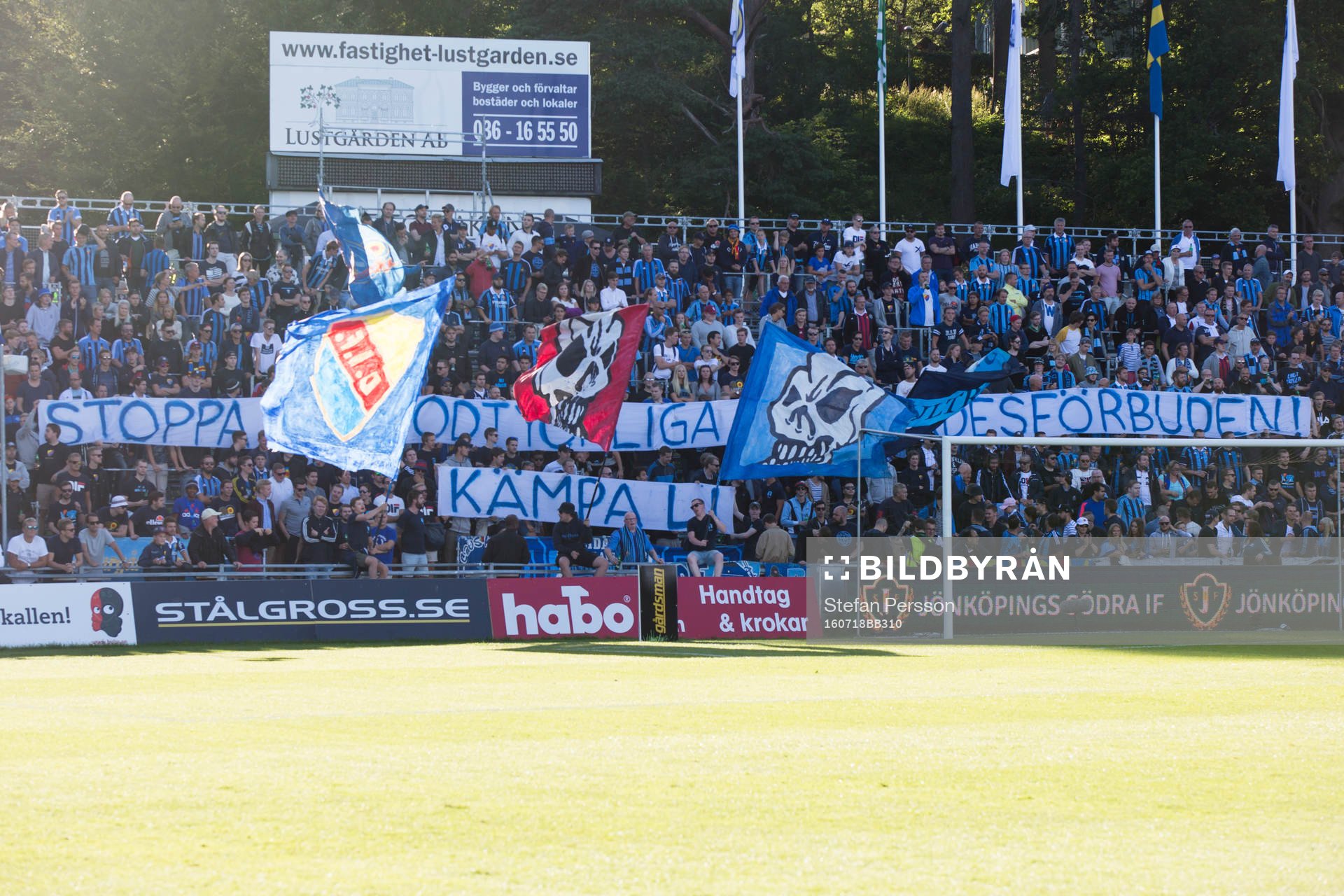 Djurgårdens supportrar med budskapet Stoppa de