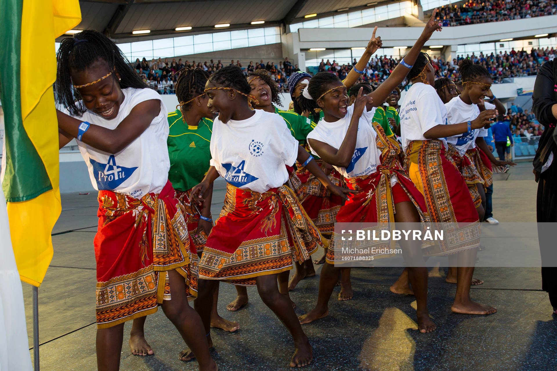 Afrikanskt tjejlag dansar