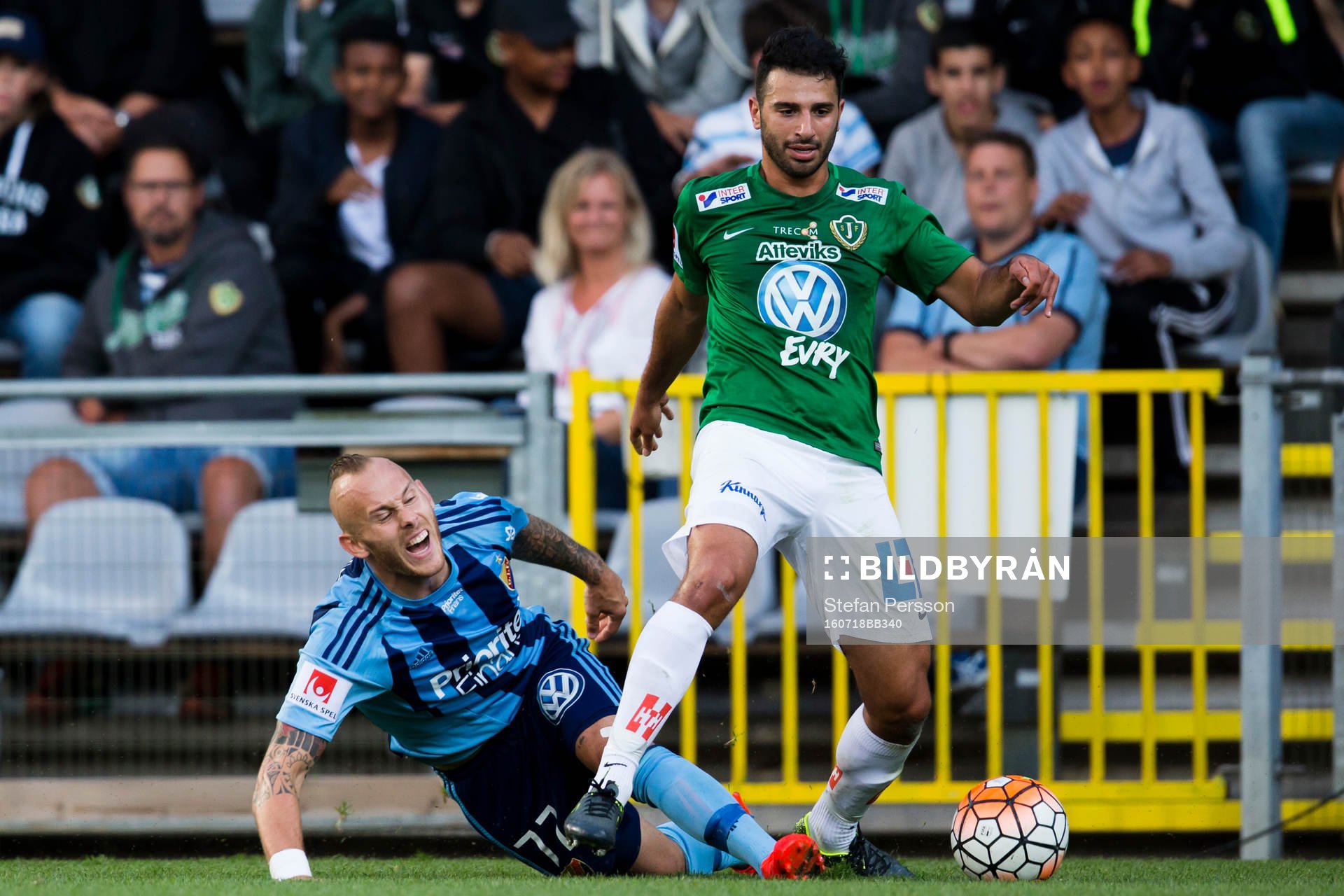 Djurgårdens Magnus Eriksson går omkull i duell med Jönköpings André Calisir under fotbollsmatchen i Allsvenskan mellan Jönköping och Djurgården den 18 juli 2016 i Jönköping.