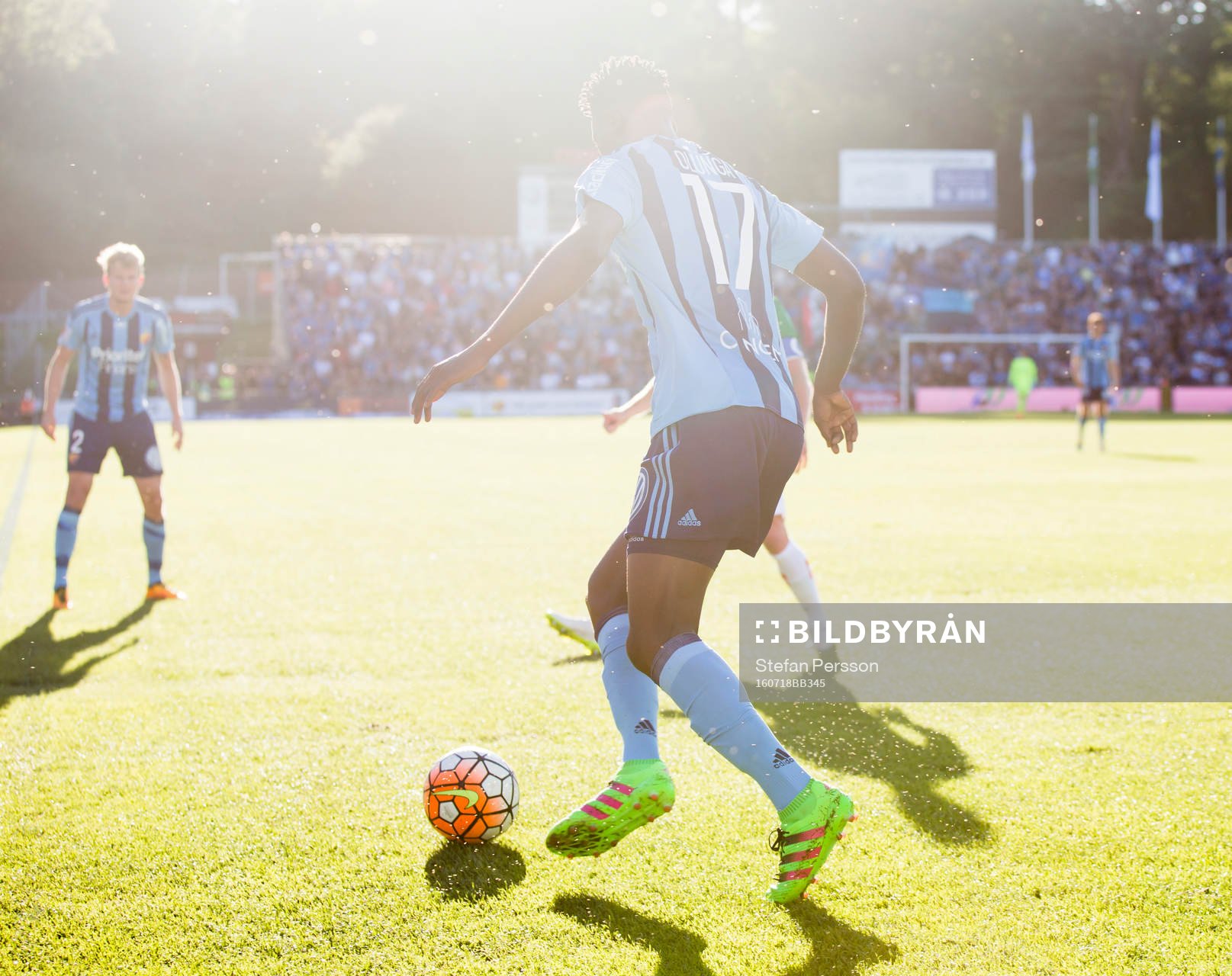 Djurgårdens Michael Olunga med bollen