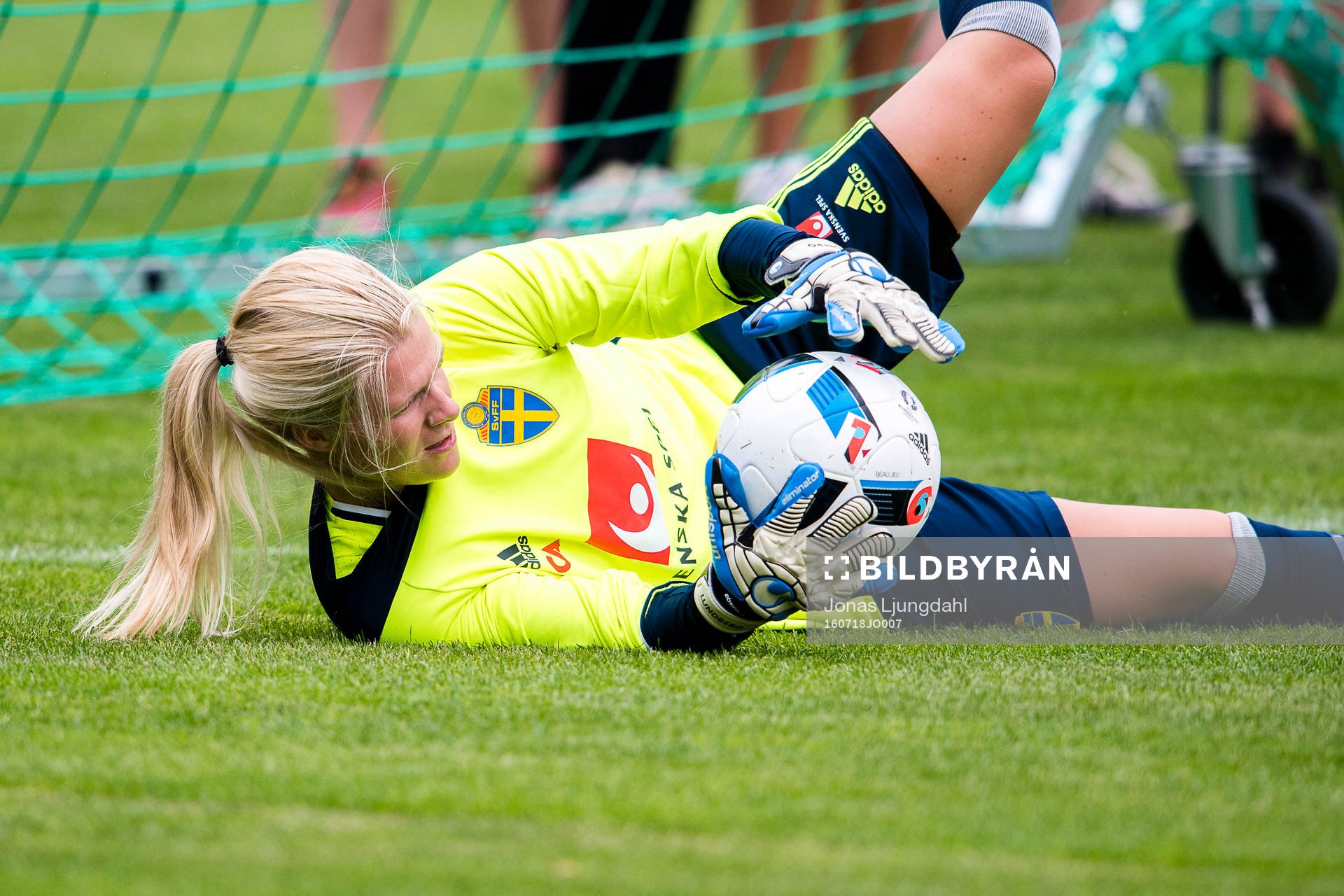 Målvakt Emelie Lundberg stoppar bollen