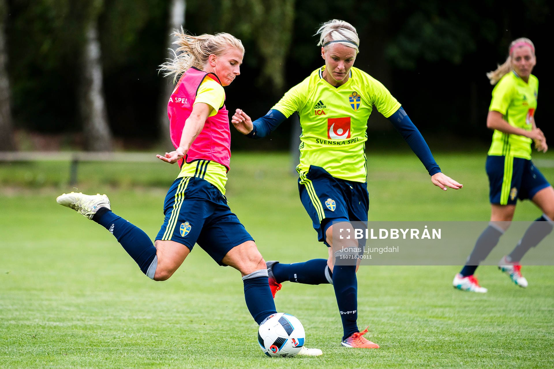 Sofia Jakobsson jagas av Nilla Fischer