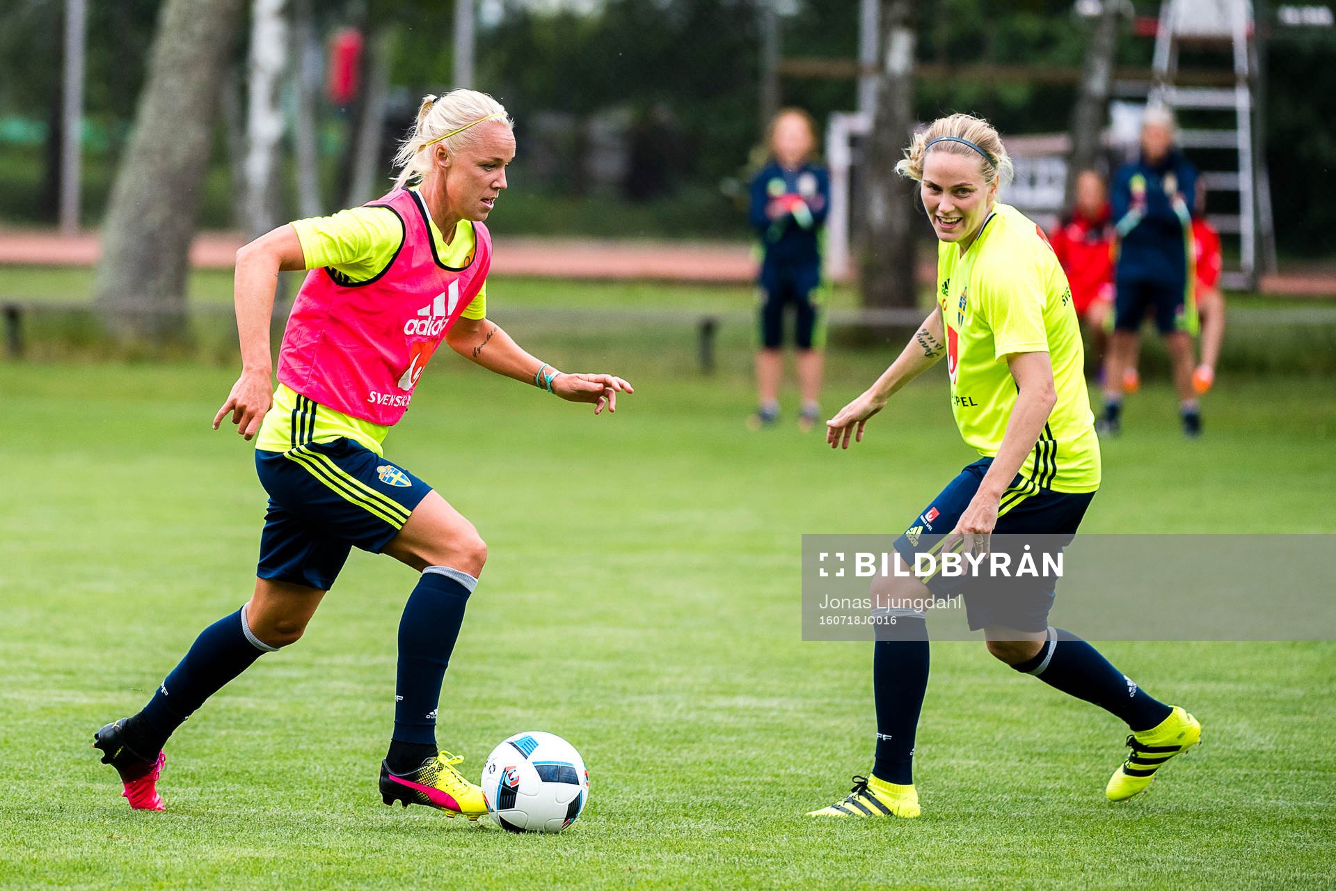 Caroline Seger jagas av Lisa Dahlkvist