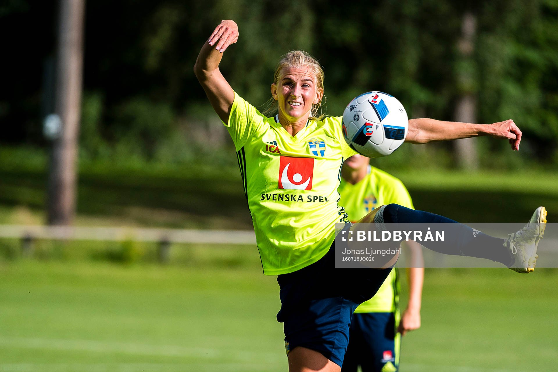 Sofia Jakobsson under en träning med det svenska damlandslaget i fotboll den 18 juli 2016 i Färjestaden.