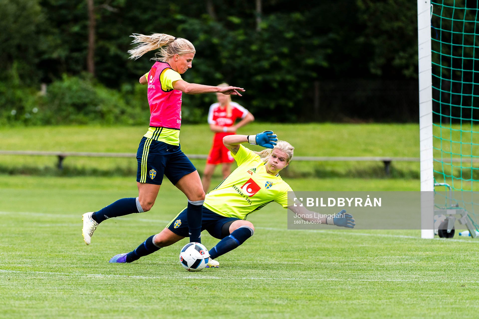Sofia Jakobsson skjuter mot mål. Målvakt Emelie Lundberg