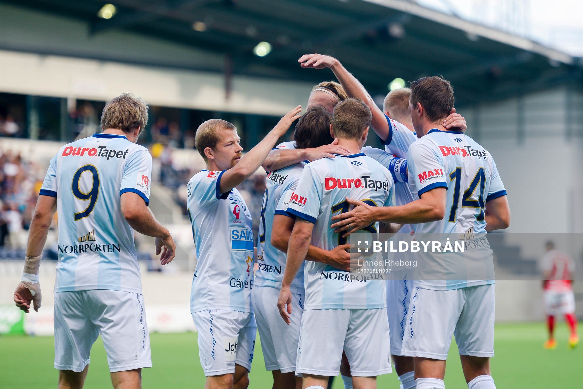 Gefles spelare jublar