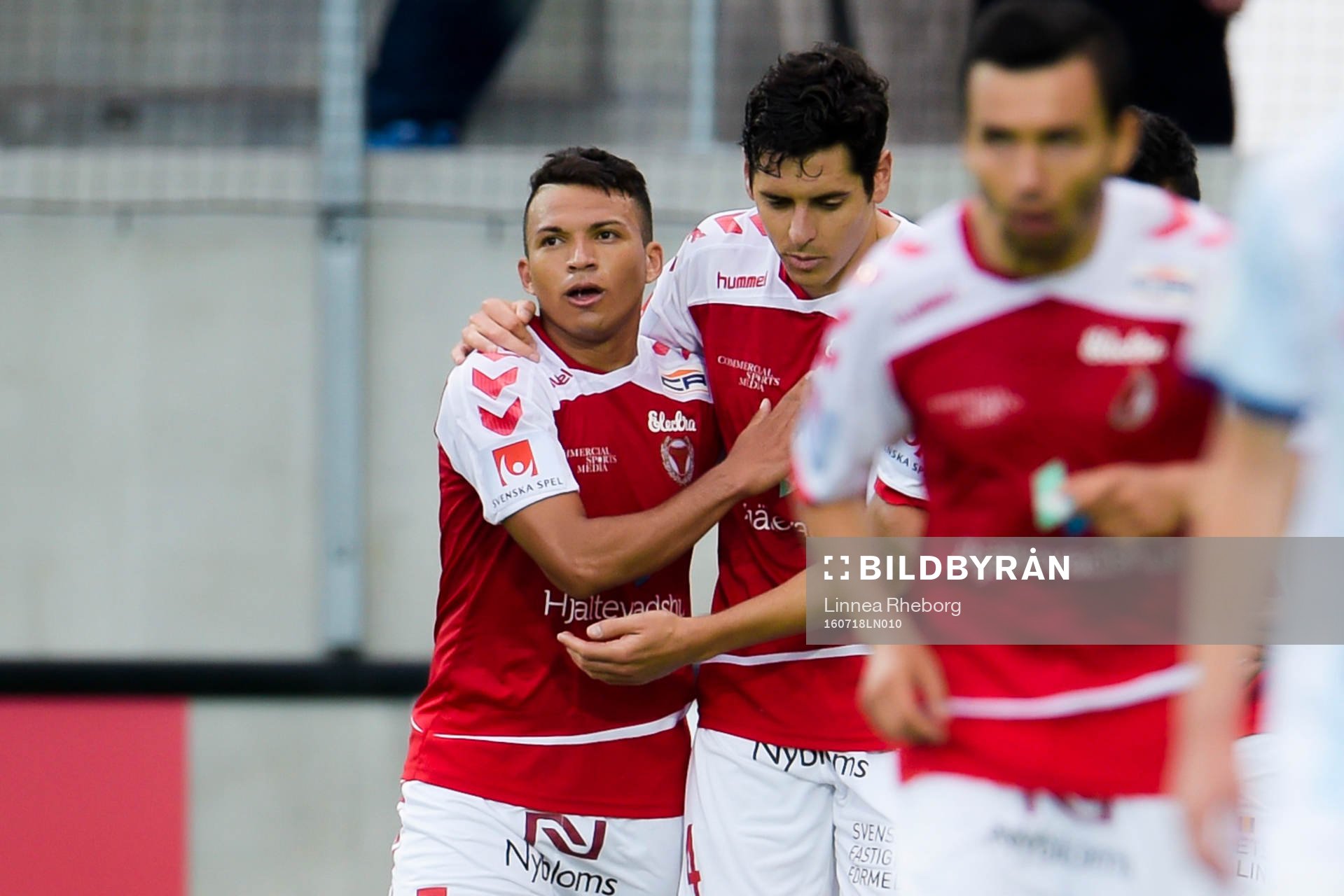 Kalmars Marko Biskupovic och Ismael Silva Lima jublar efter 2-2 under fotbollsmatchen i Allsvenskan mellan Gefle och Kalmar den 18 juli 2016 i Gävle.