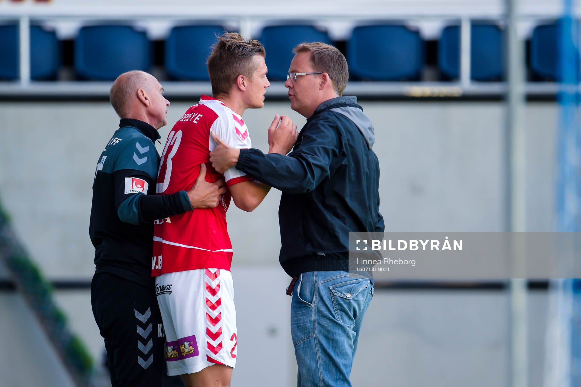 Kalmars Viktor Elm tvingas lämna planen