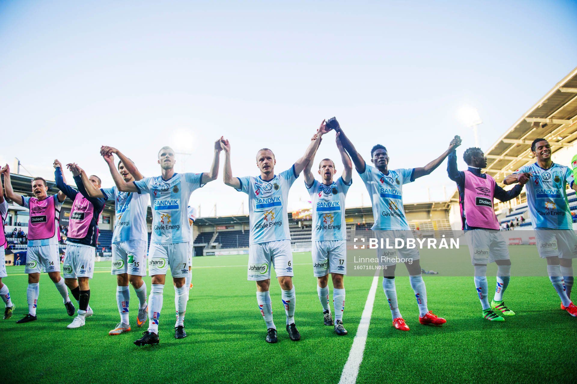 Gefles spelare jublar