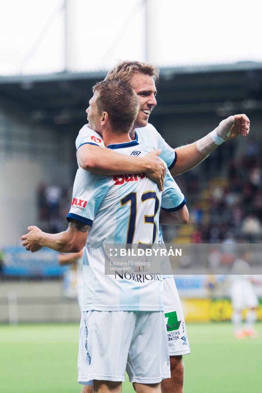 Gefles Johan Oremo och Johan Bertilsson jublar