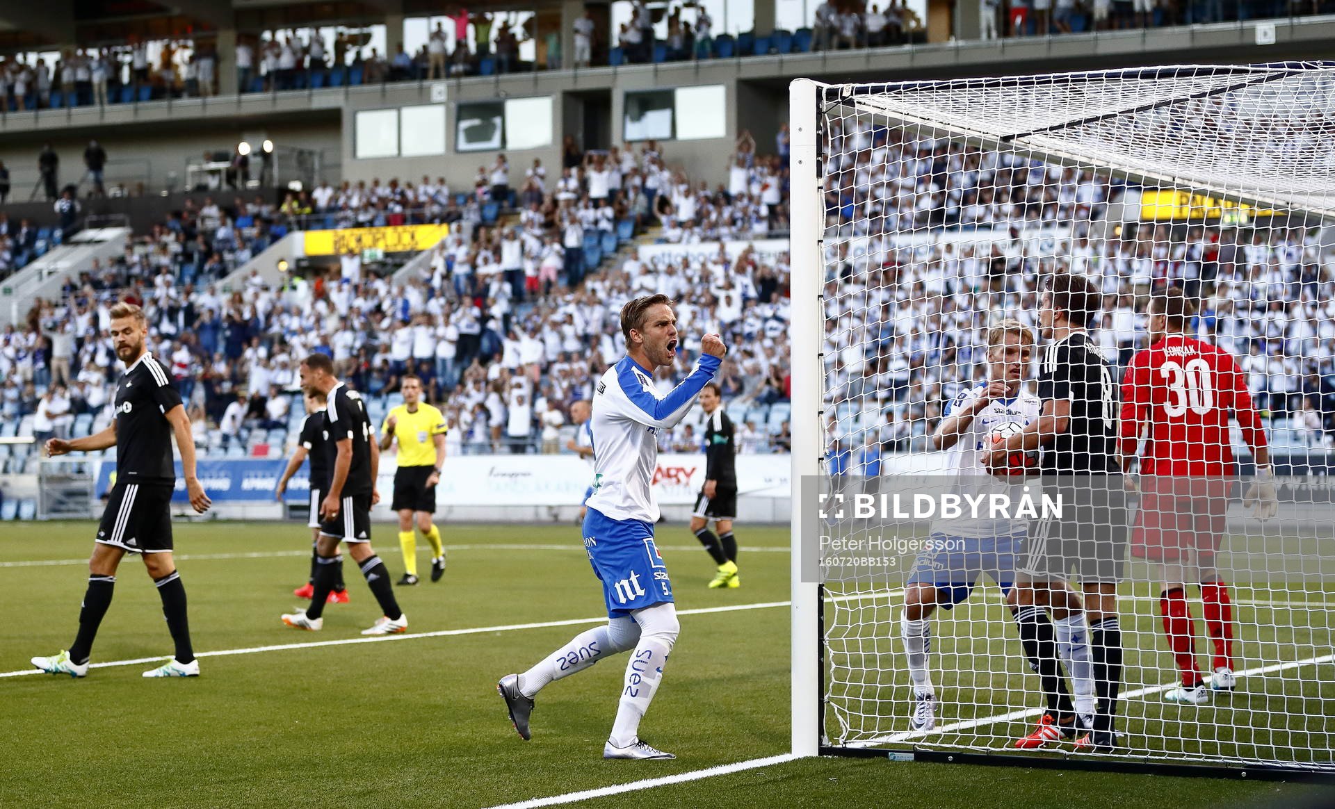 <vv5< jublar efter mål 2-2 under fotbollsmatchen mellan Norrköping och Rosenborg i kvalet till Champions League den 20 juli 2016 i Norrköping.