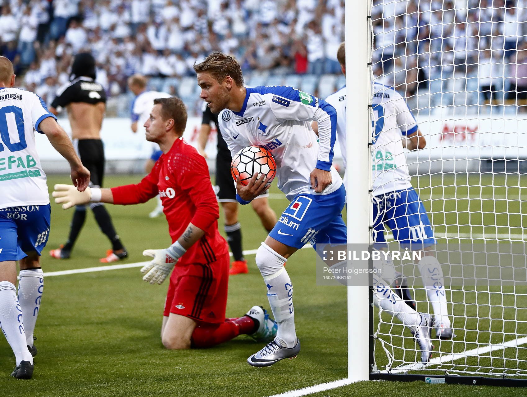 Norrköpings Christoffer Nyman hämtar bollen