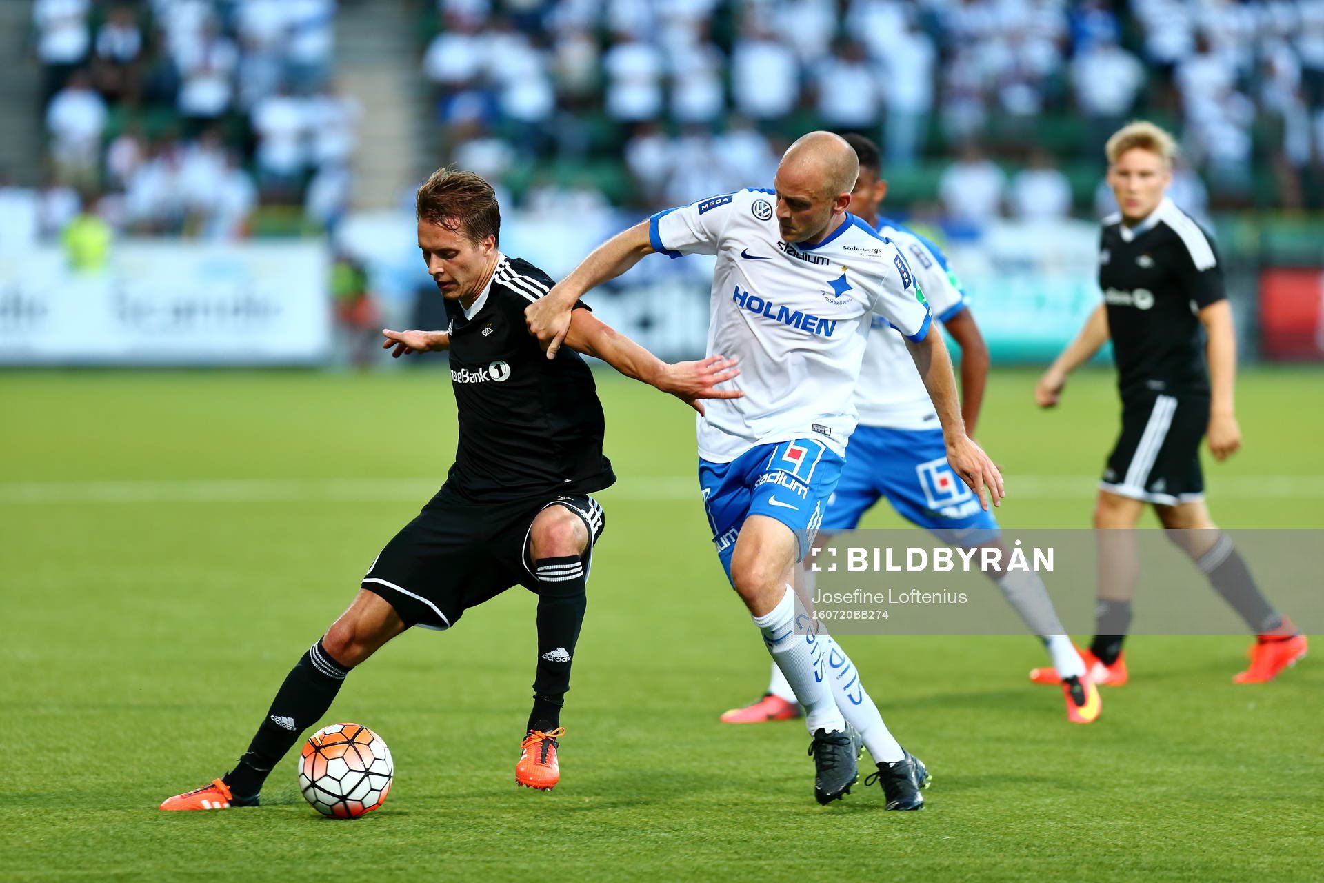 Norrköpings Daniel Sjölund med Rosenborgsspelare