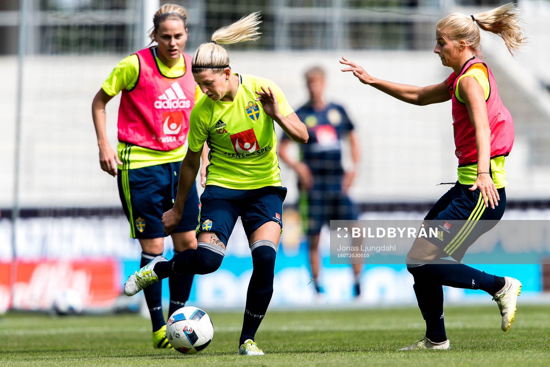 Olivia Schough jagas av Sofia Jakobsson