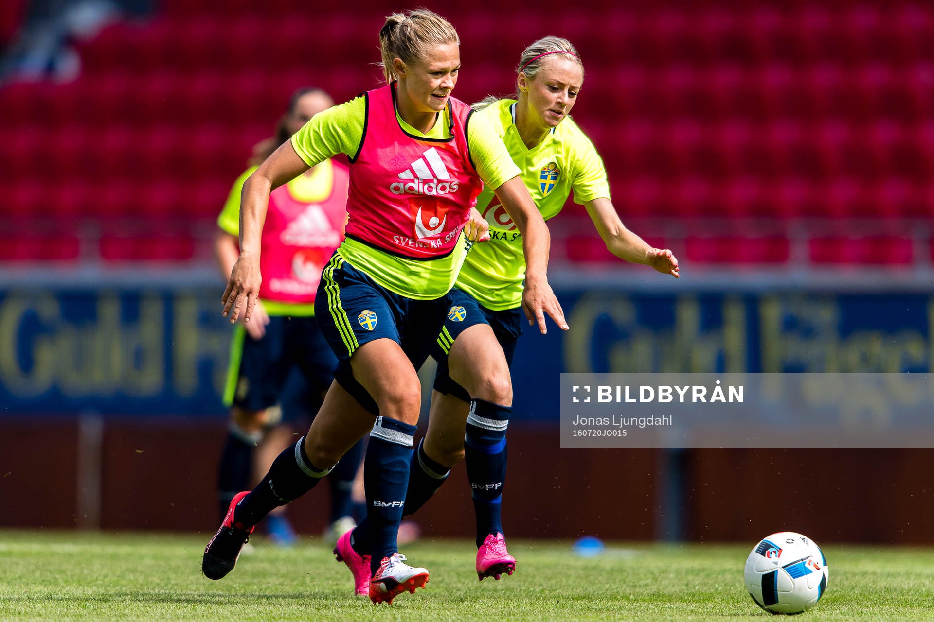 Fridolina Rolfö jagas av Amanda Ilestedt