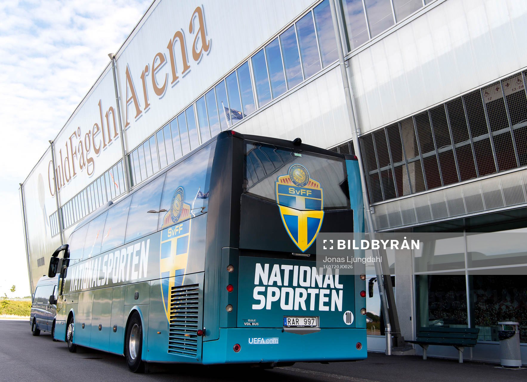 Den svenska spelarbussen utanför Guldfågeln arena