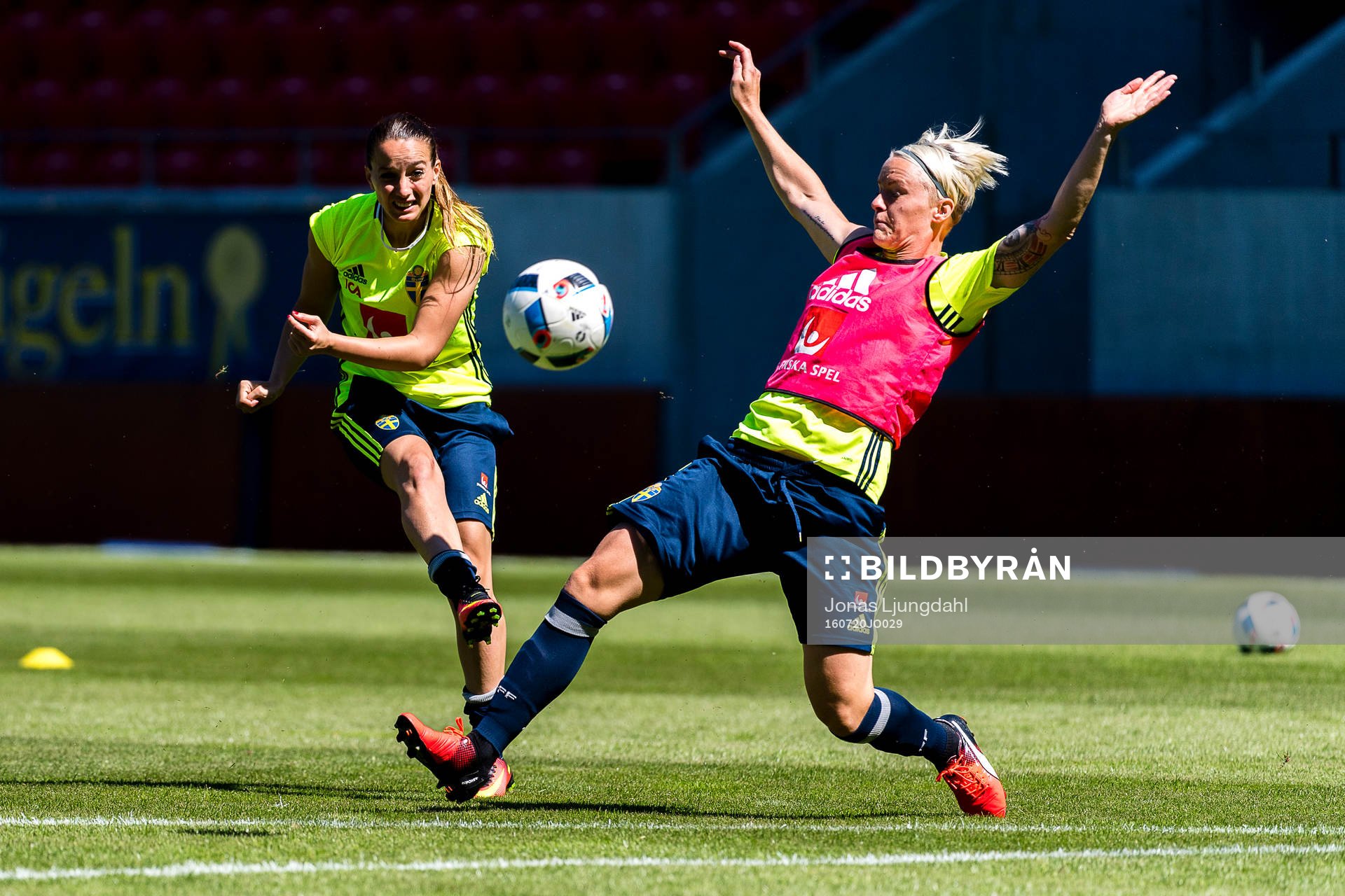 Kosovare Asllani och Nilla Fischer