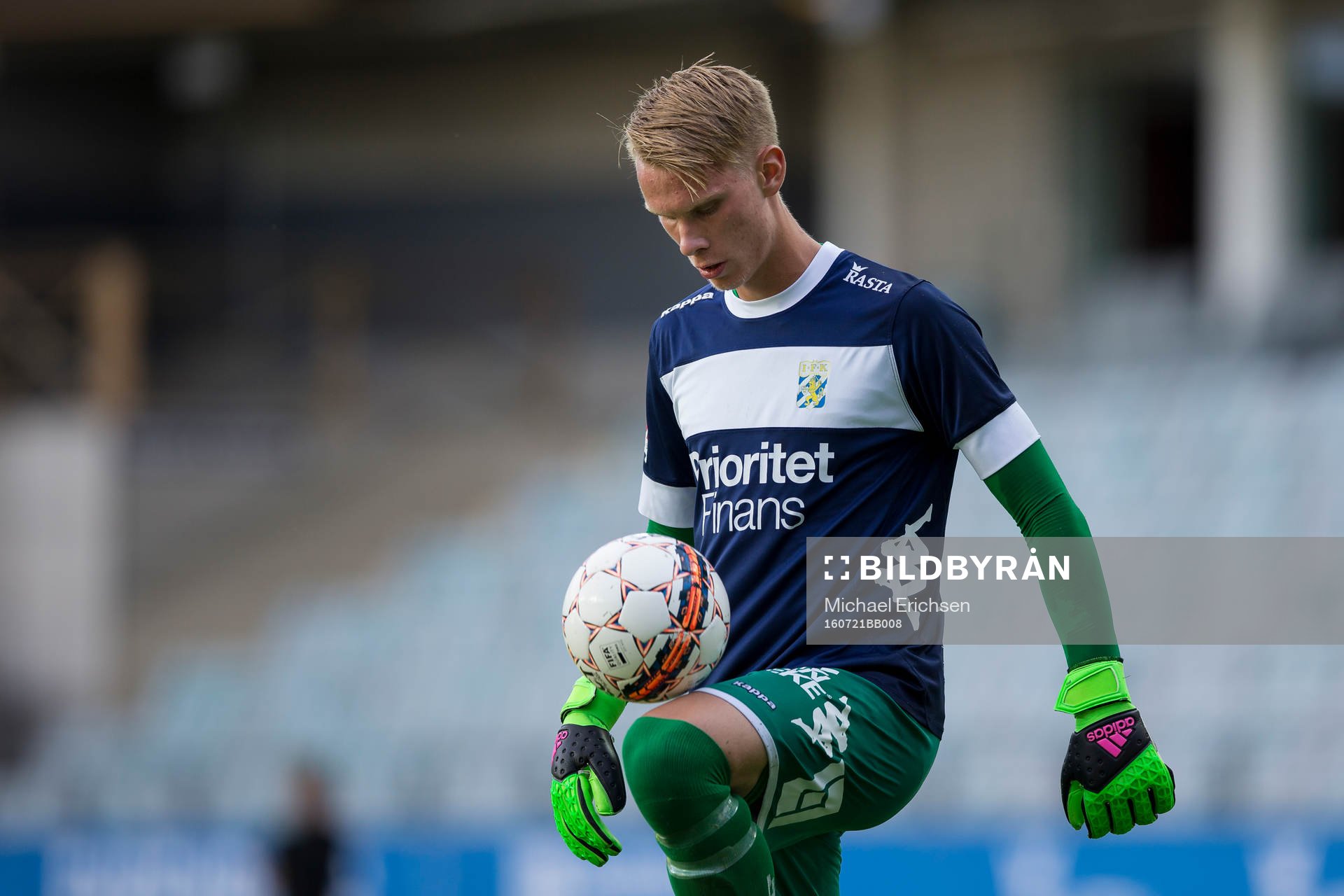 IFK Göteborgs målvakt Pontus Dahlberg tricksar
