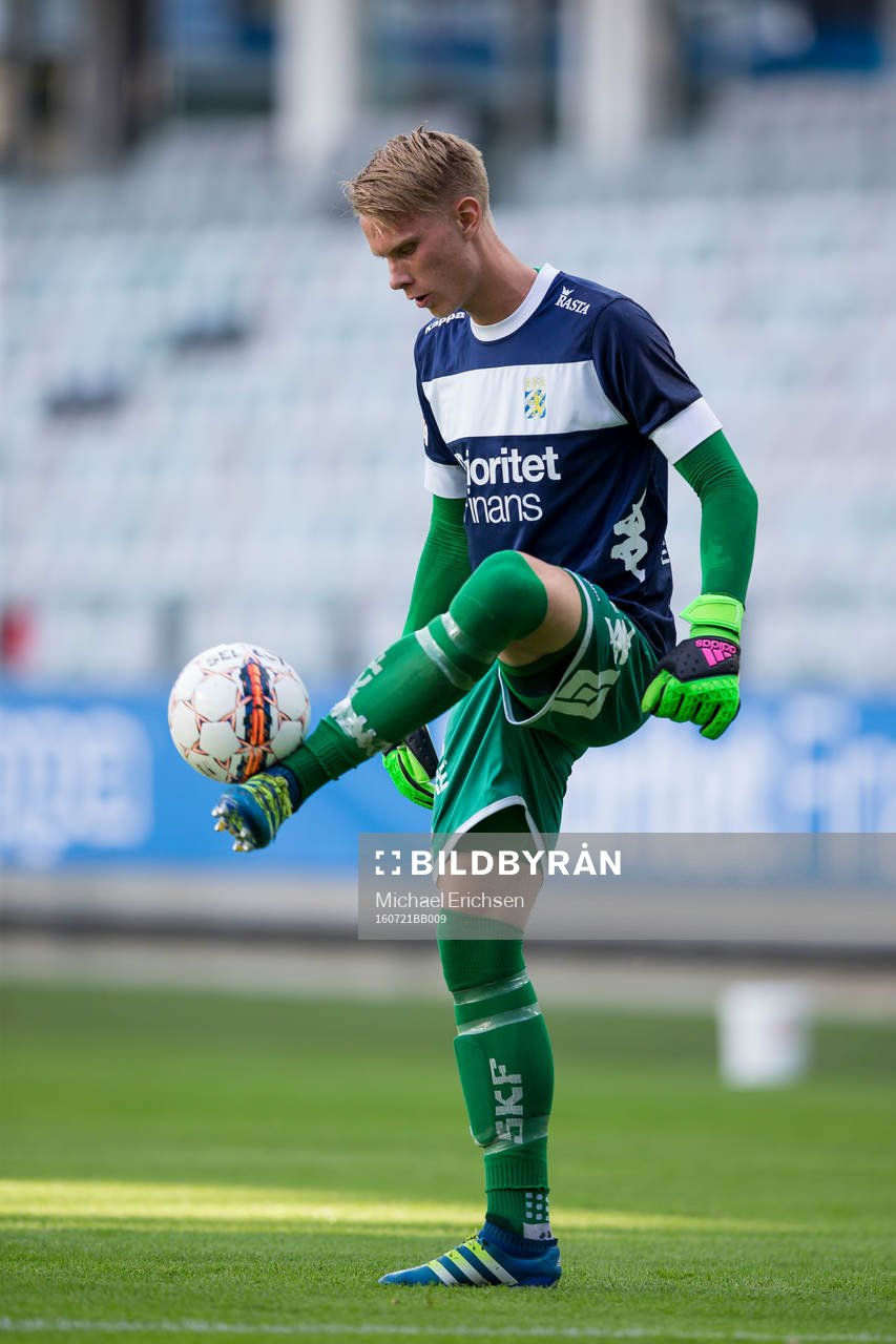 IFK Göteborgs målvakt Pontus Dahlberg tricksar