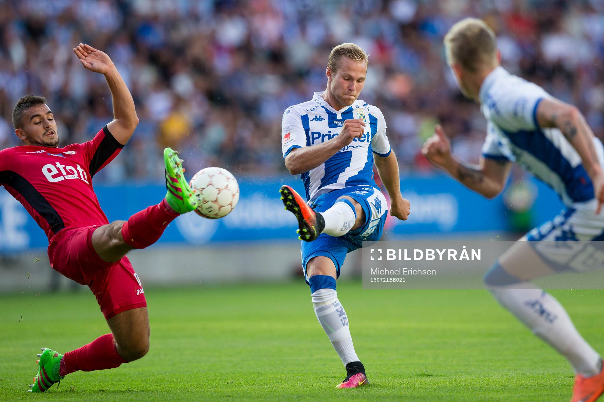IFK Göteborgs Gustav Engvall skjuter ett skott under fotbollsmatchen i kvalet till Europa League mellan IFK Göteborg och Piast Gliwice den 21 juli 2016 i Göteborg.