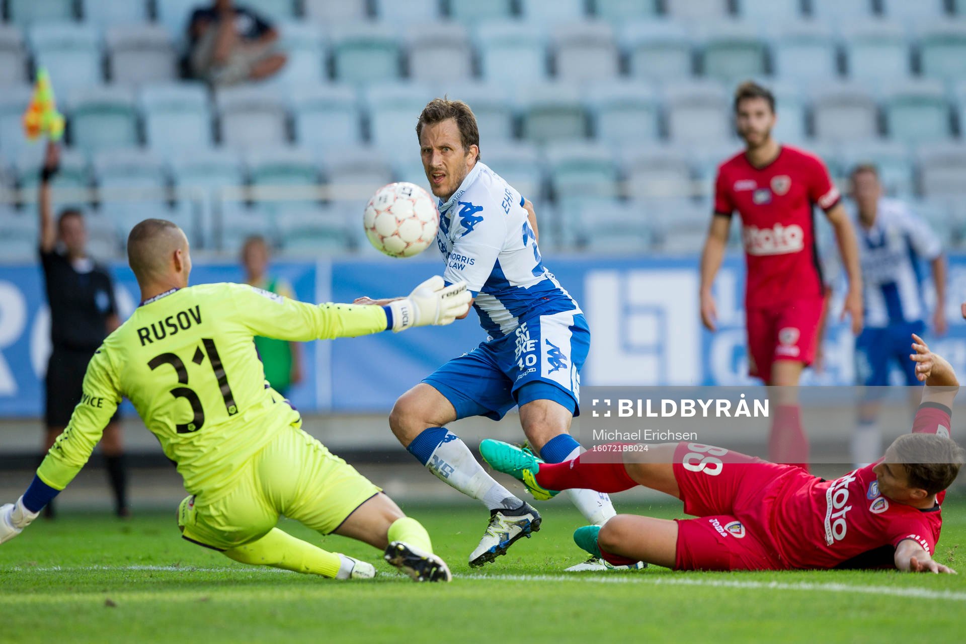 IFK Göteborgs Tobias Hysén skjuter mål som döms bort