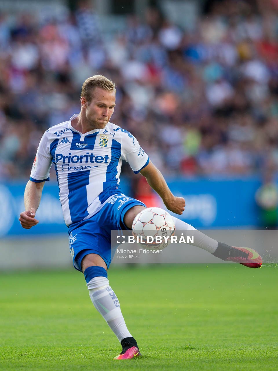 IFK Göteborgs Gustav Engvall skjuter ett skott