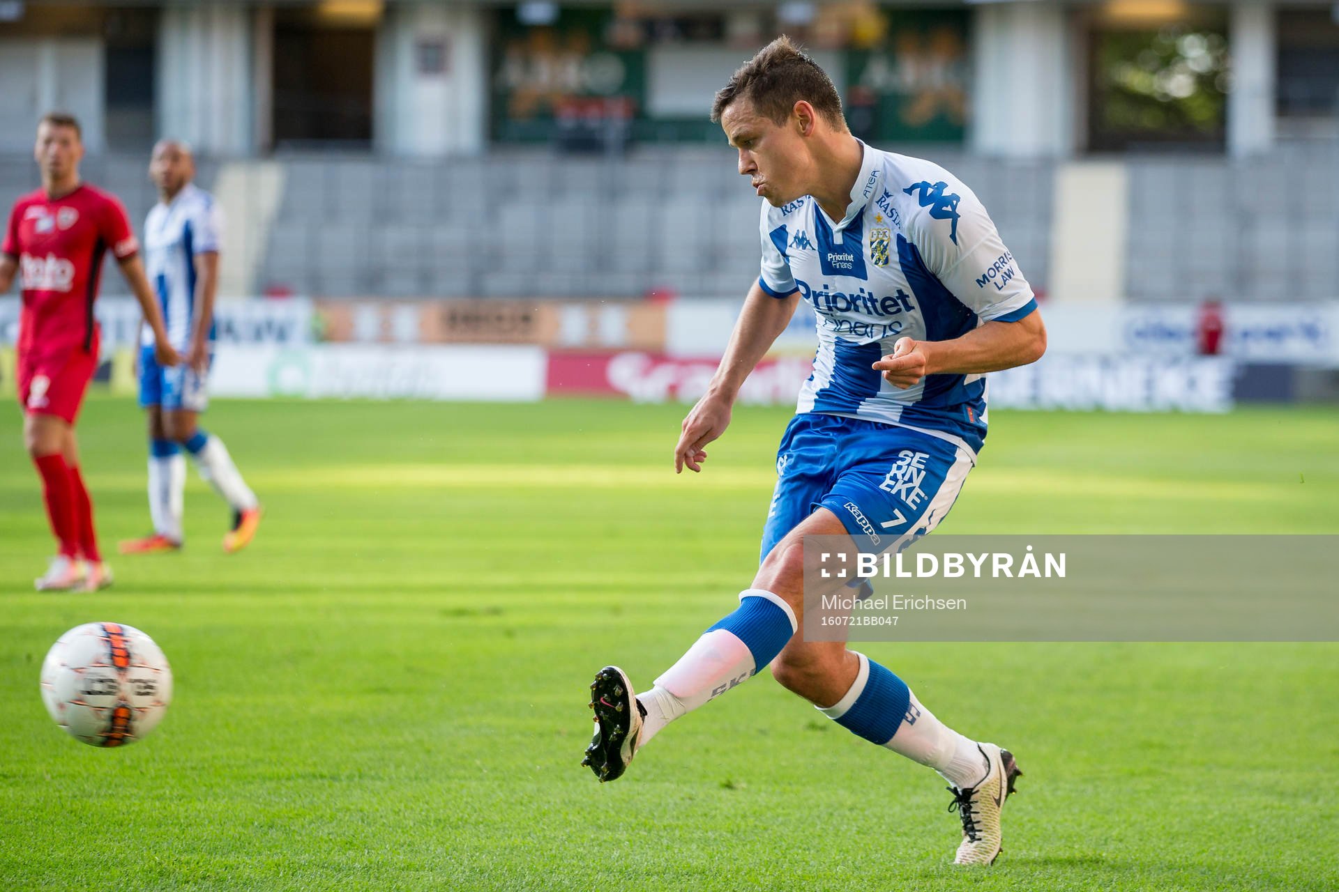 IFK Göteborgs Mads Albeck slår ett inlägg
