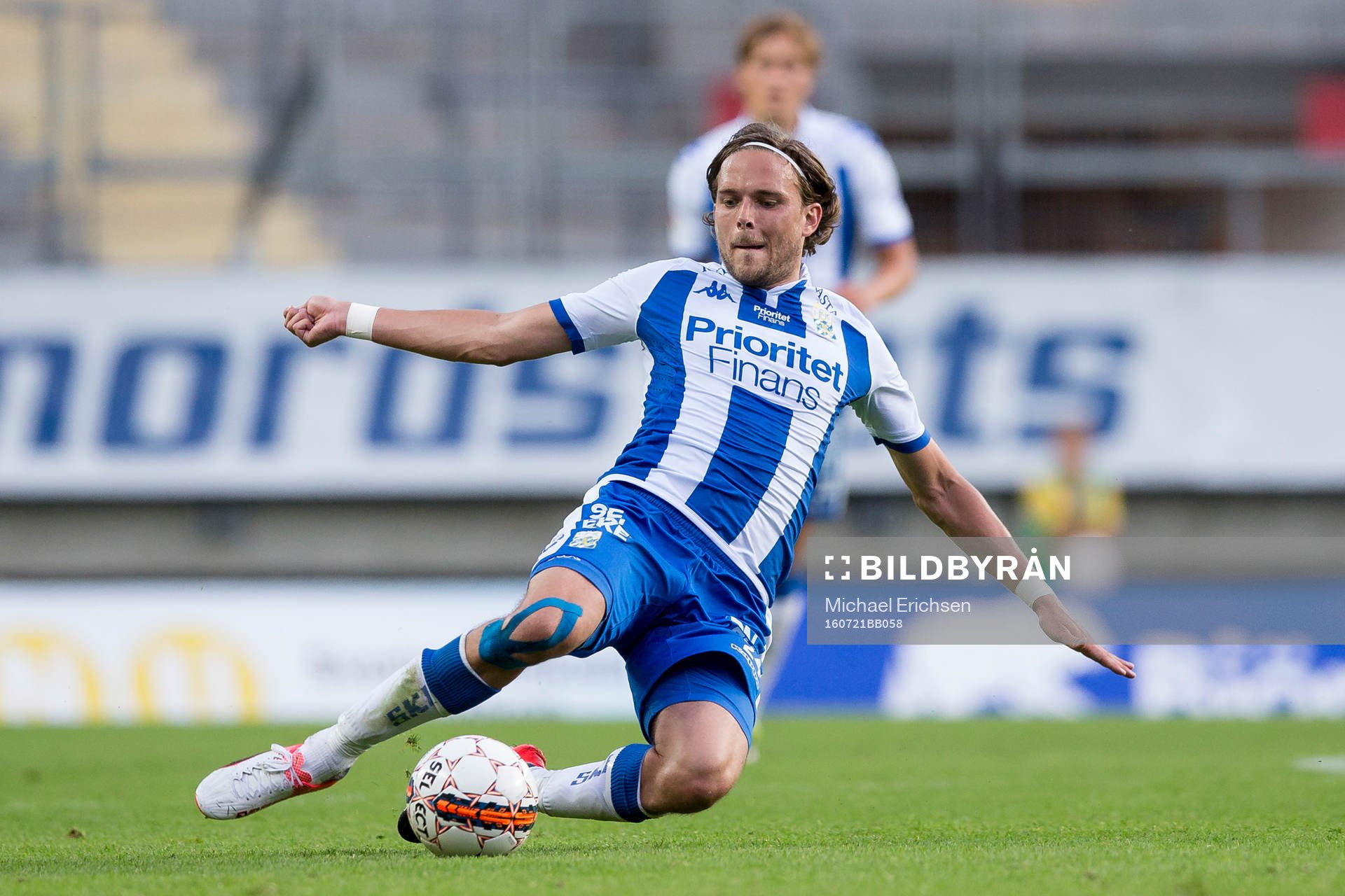 IFK Göteborgs Tom Pettersson glidtacklar