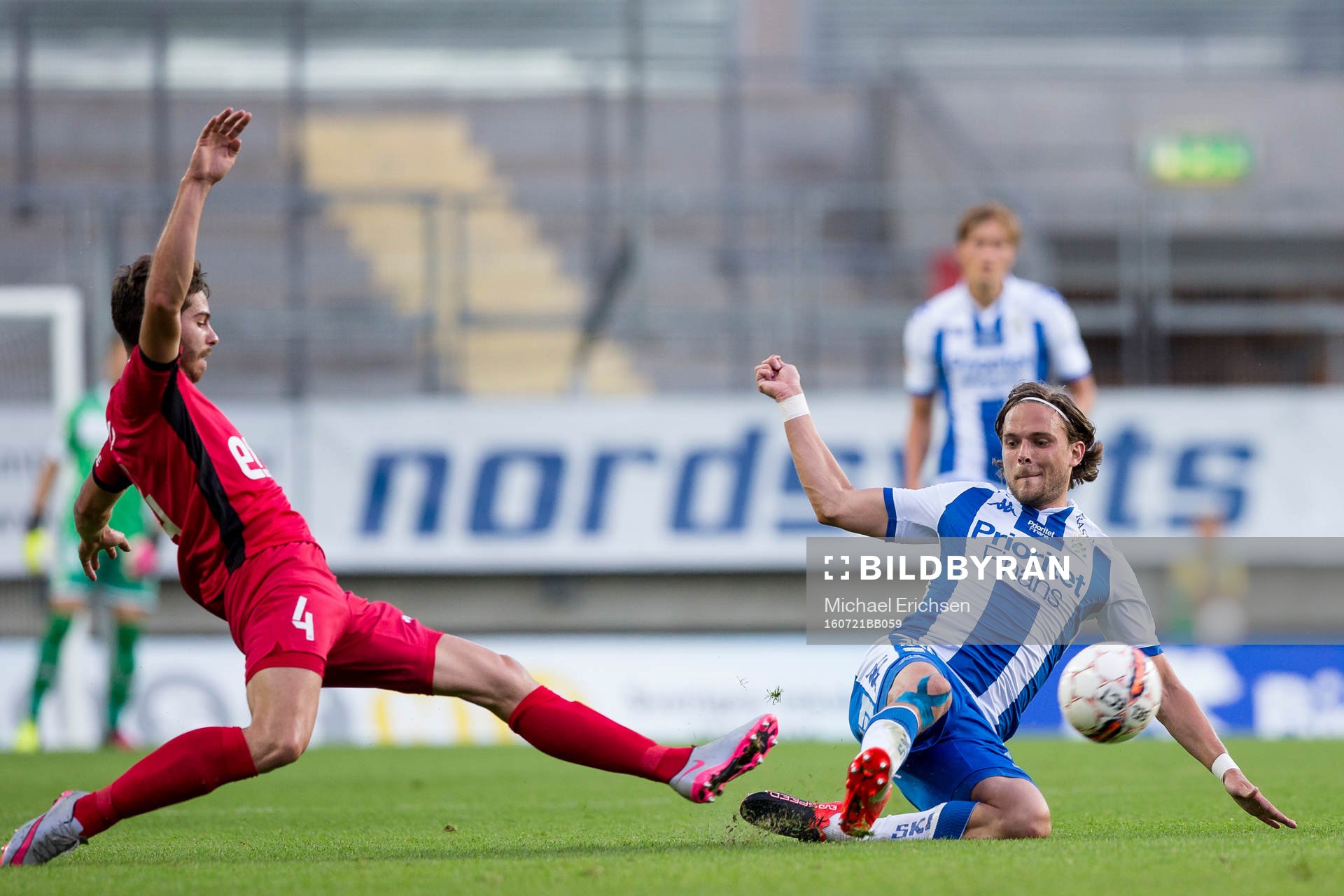 IFK Göteborgs Tom Pettersson glidtacklar