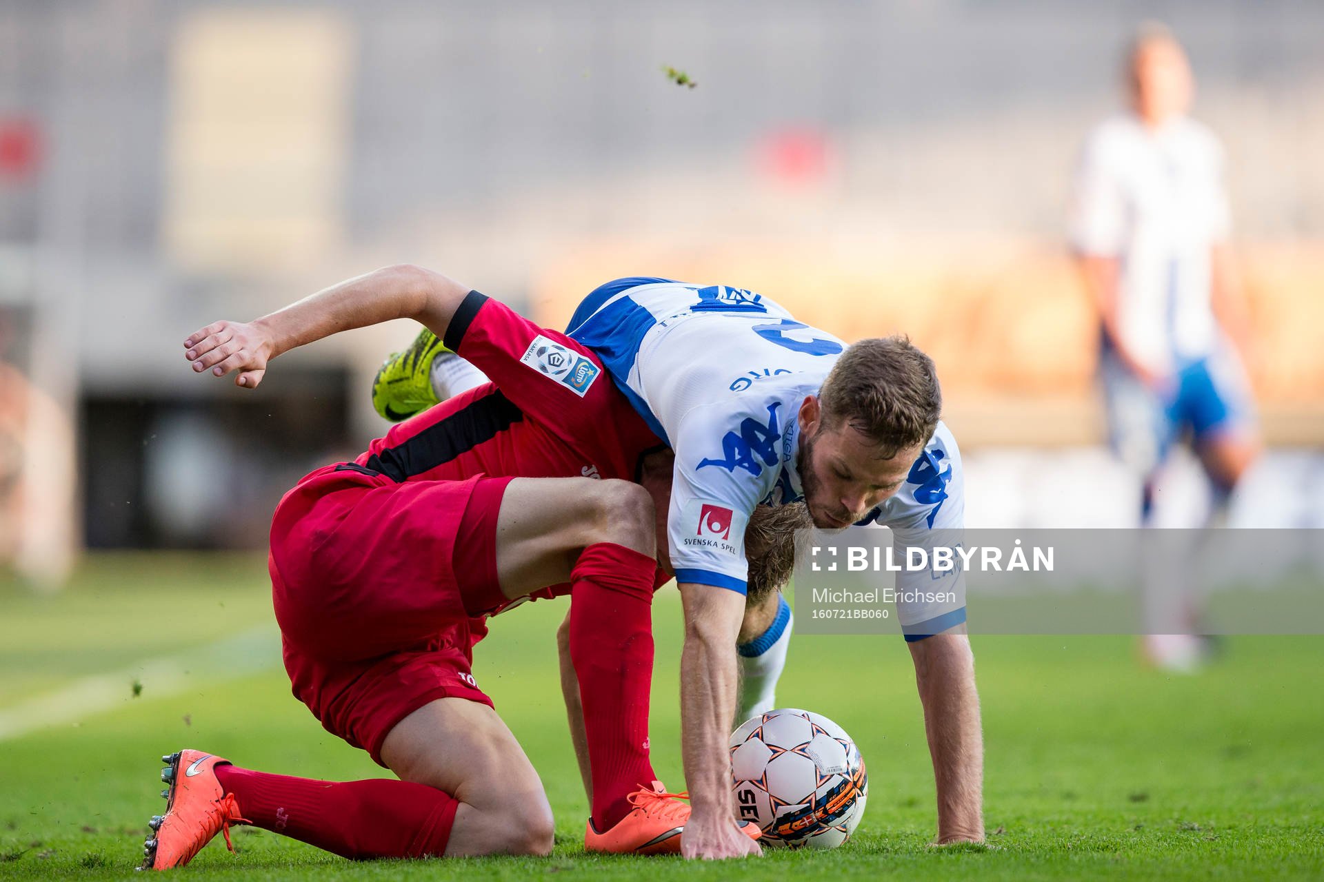 IFK Göteborgs Emil Salomonsson i kamp om bollen med Piast