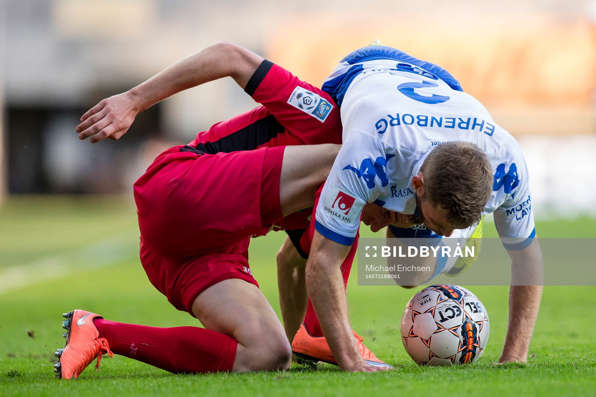 IFK Göteborgs Emil Salomonsson i kamp om bollen med Piast