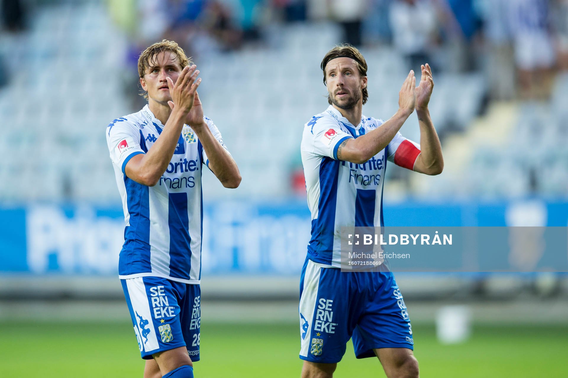 IFK Göteborgs Thomas Rogne och Mattias Bjärsmyr tackar