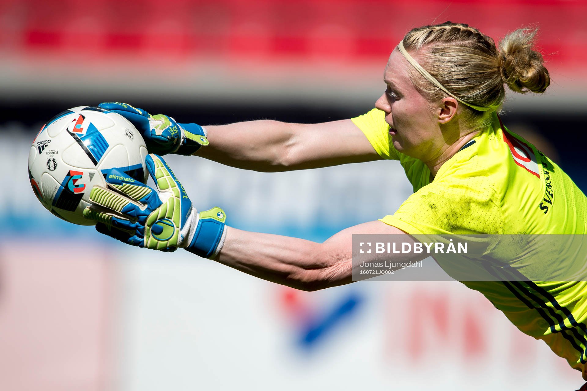 Sveriges målvakt Hedvig Lindahl värmer upp