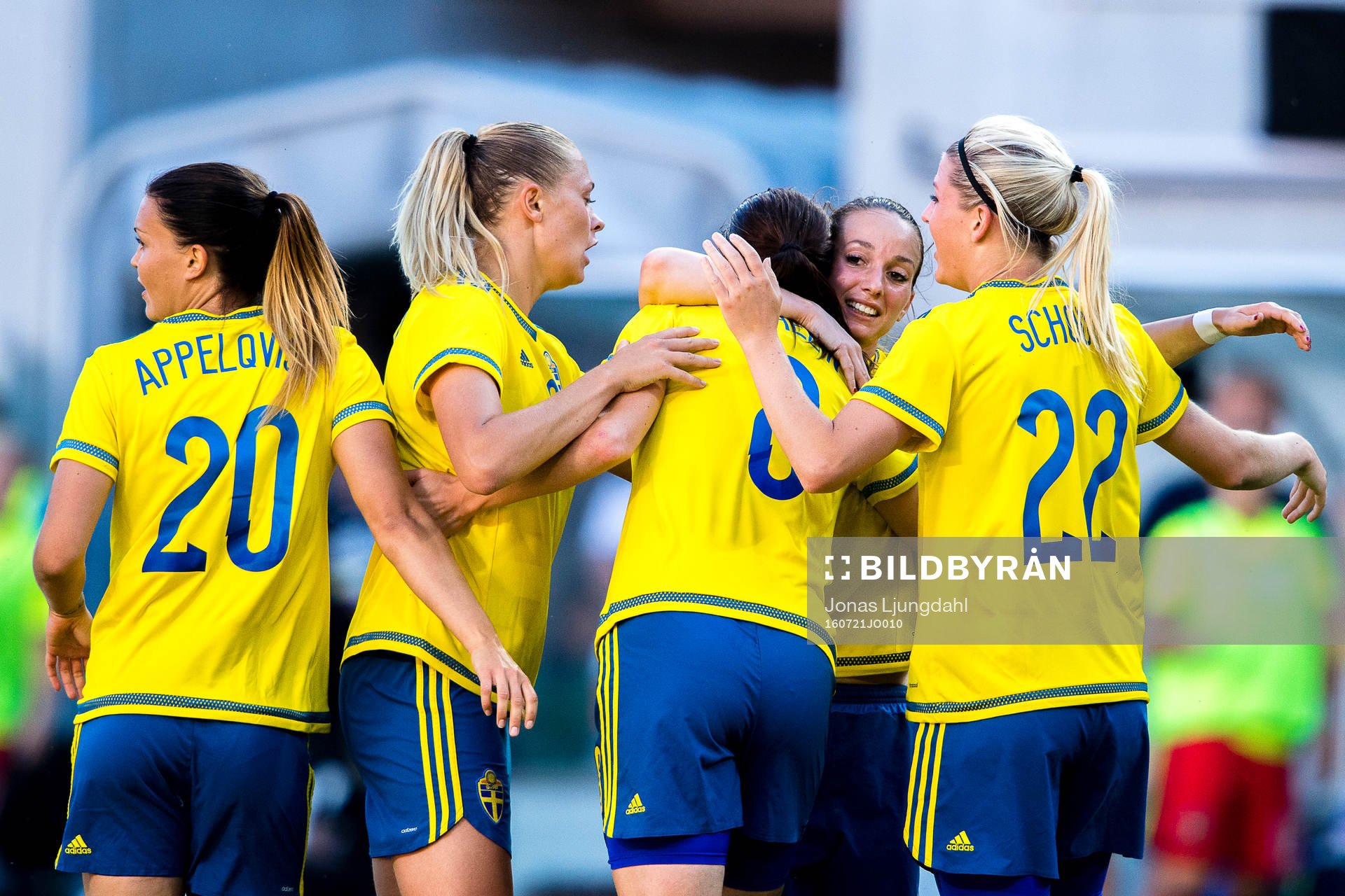Sveriges Lotta Schelin har gjort mål 1-0 och jublar. Hon