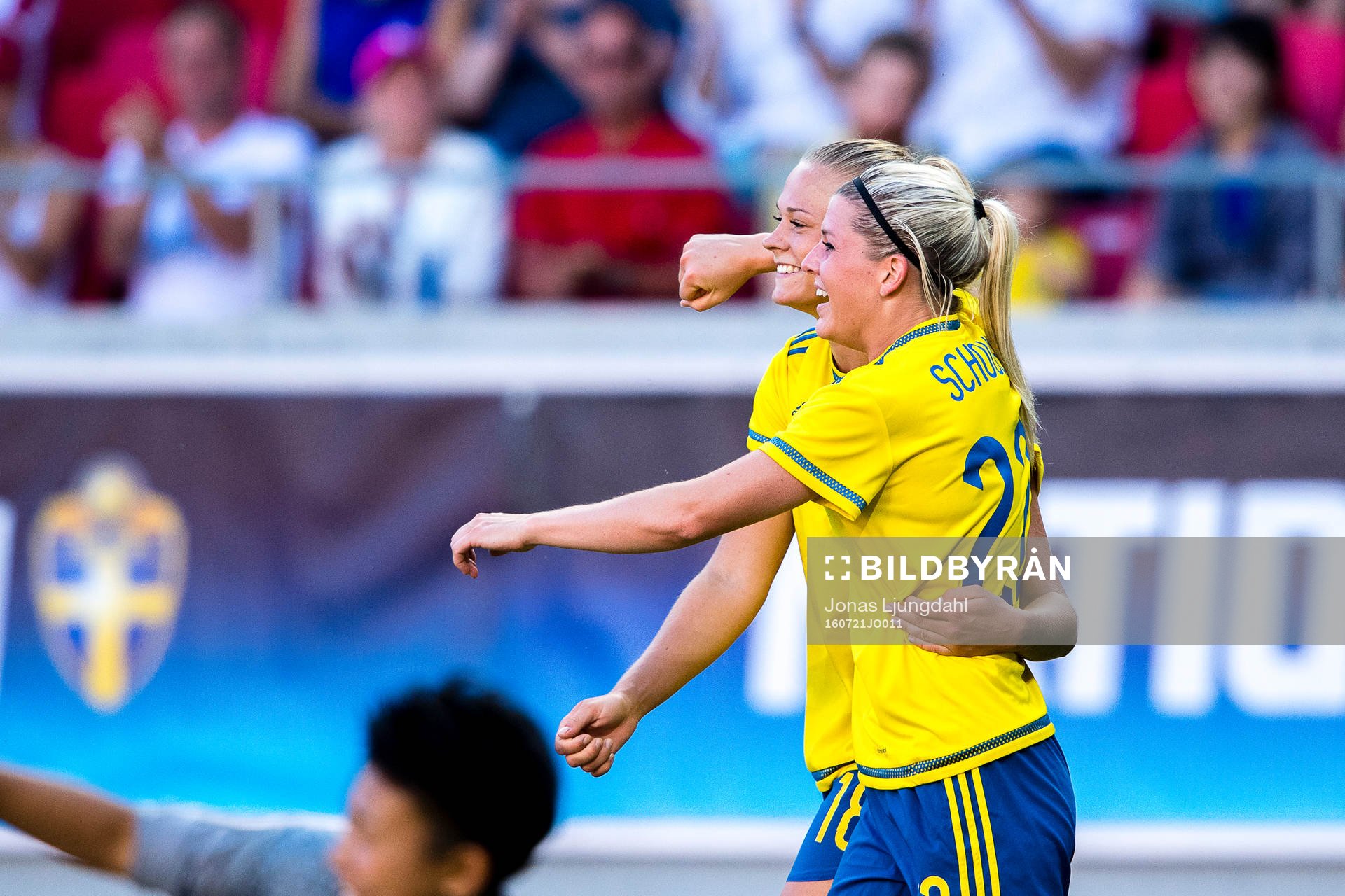 Sveriges Fridolina Rolfö har gjort mål 2-0 och jublar. Hon firas av Oliva Schough under landskampen i fotboll mellan Sverige och Japan 21 juli 2016 i Kalmar.
