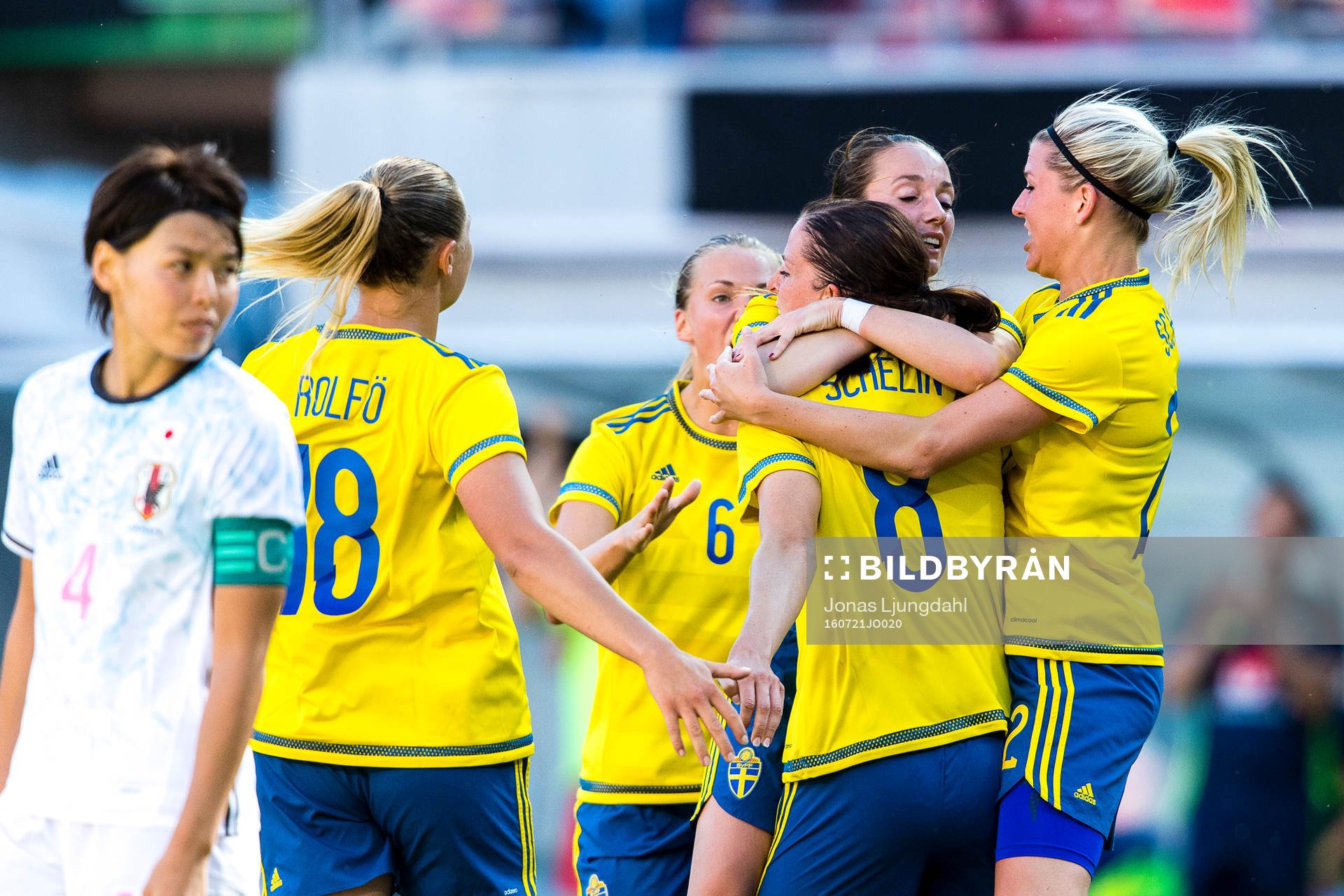 Sveriges Lotta Schelin gör mål 1-0 och jublar. Hon firas