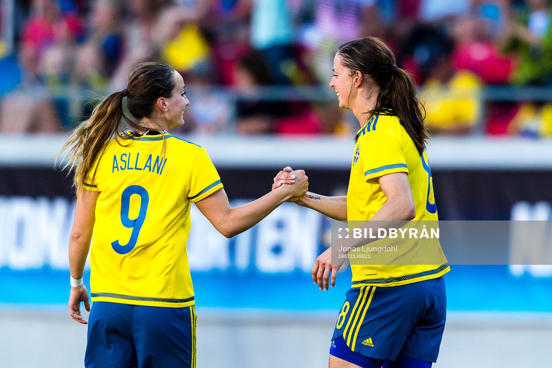 Sveriges Kosovare Asllani och Lotta Schelin jublar