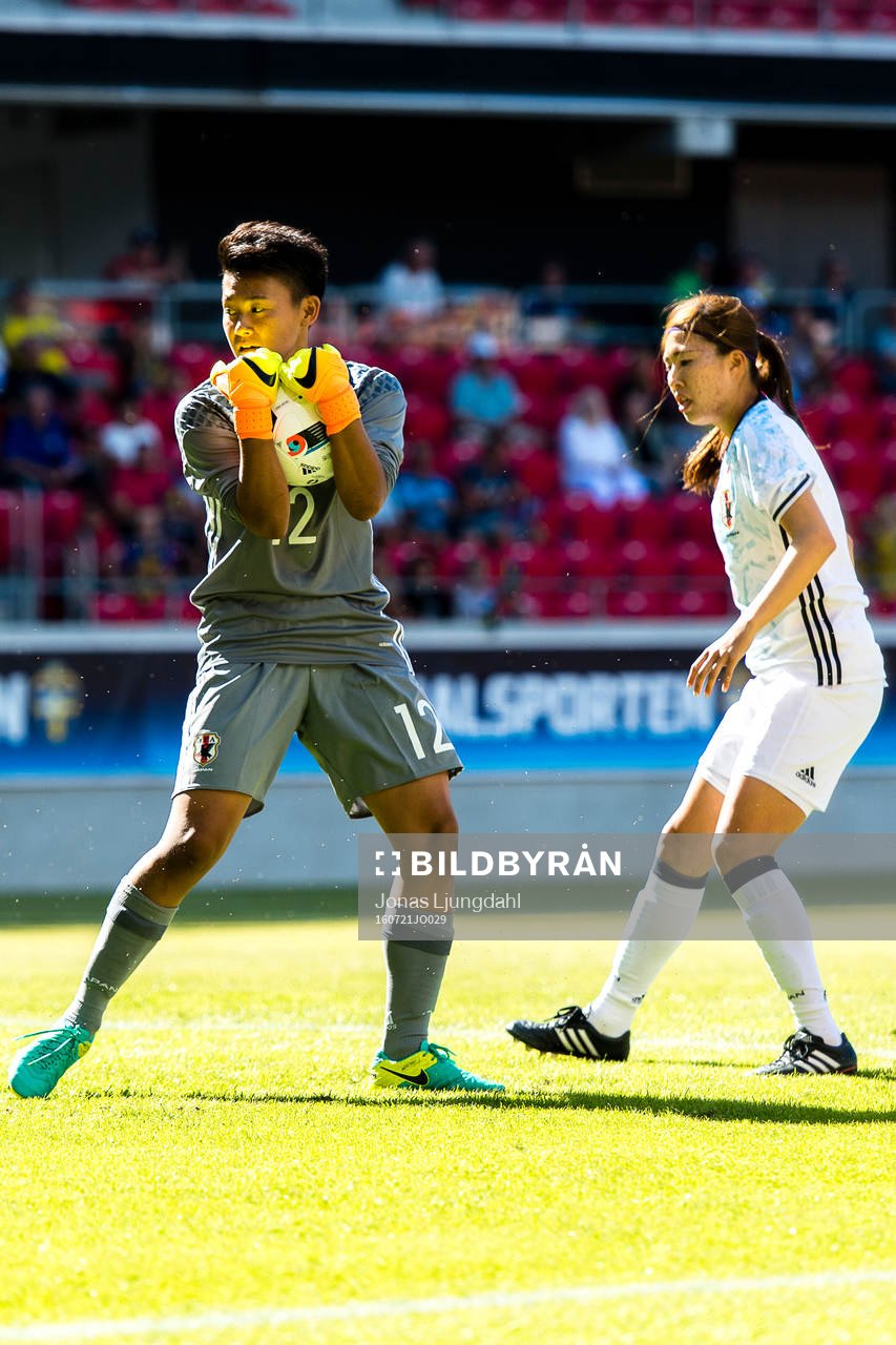 Japans målvakt Ayaka Yamashita med bollen