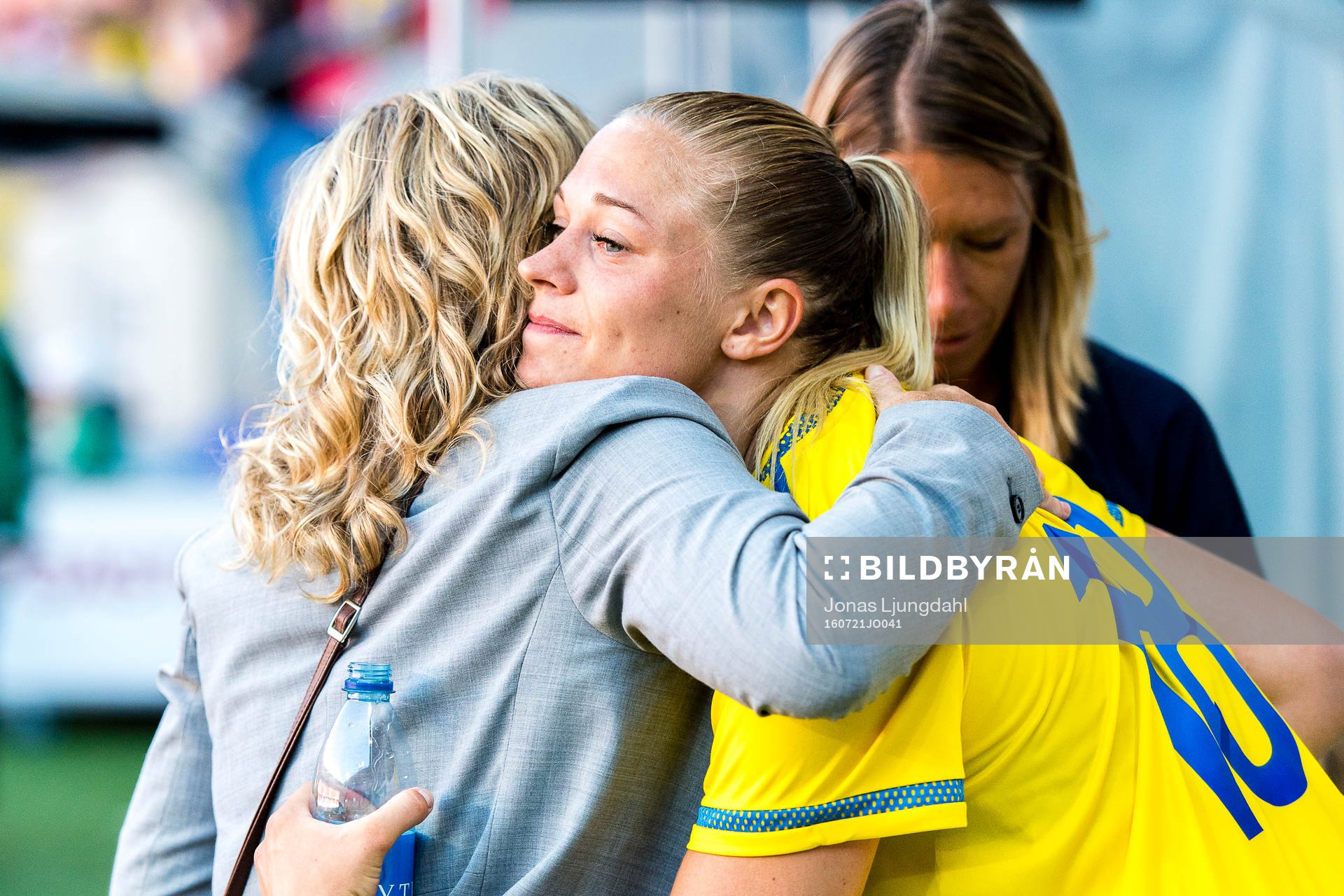 Sveriges Fridolina Rolfö får en kram av Marika Domanski Lyfors efter landskampen i fotboll mellan Sverige och Japan 21 juli 2016 i Kalmar.