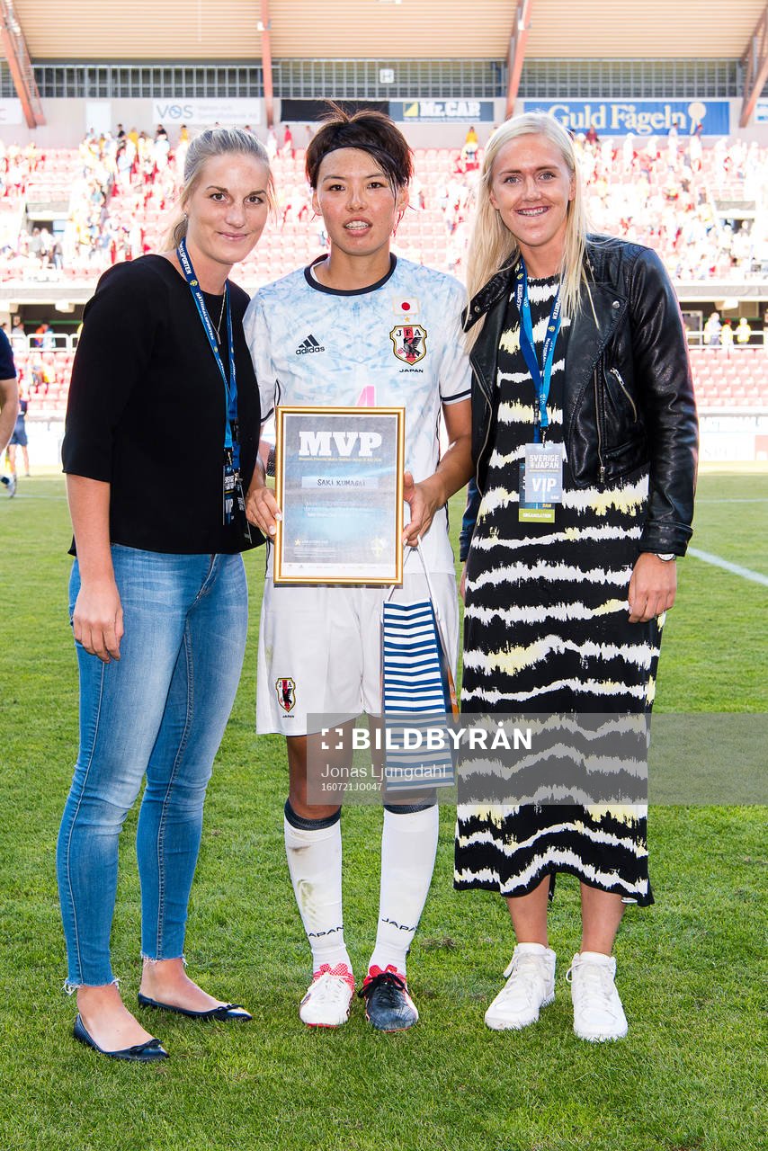 Japans Saki Kumagai tilldelas pris för matchens lirare under landskampen i fotboll mellan Sverige och Japan 21 juli 2016 i Kalmar.