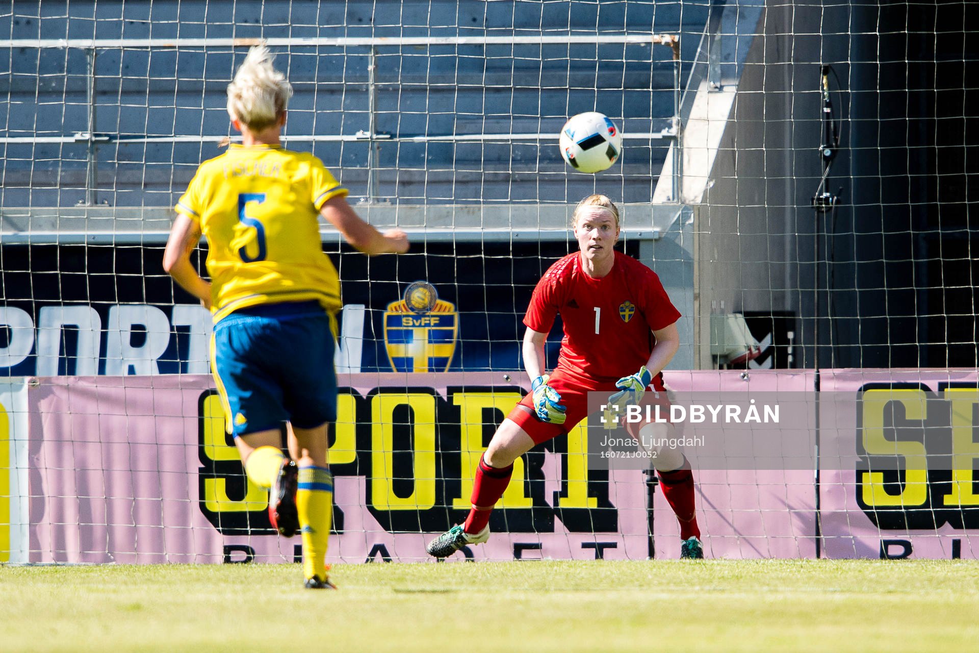 Sveriges målvakt Hedvig Lindahl fokuserar på bollen