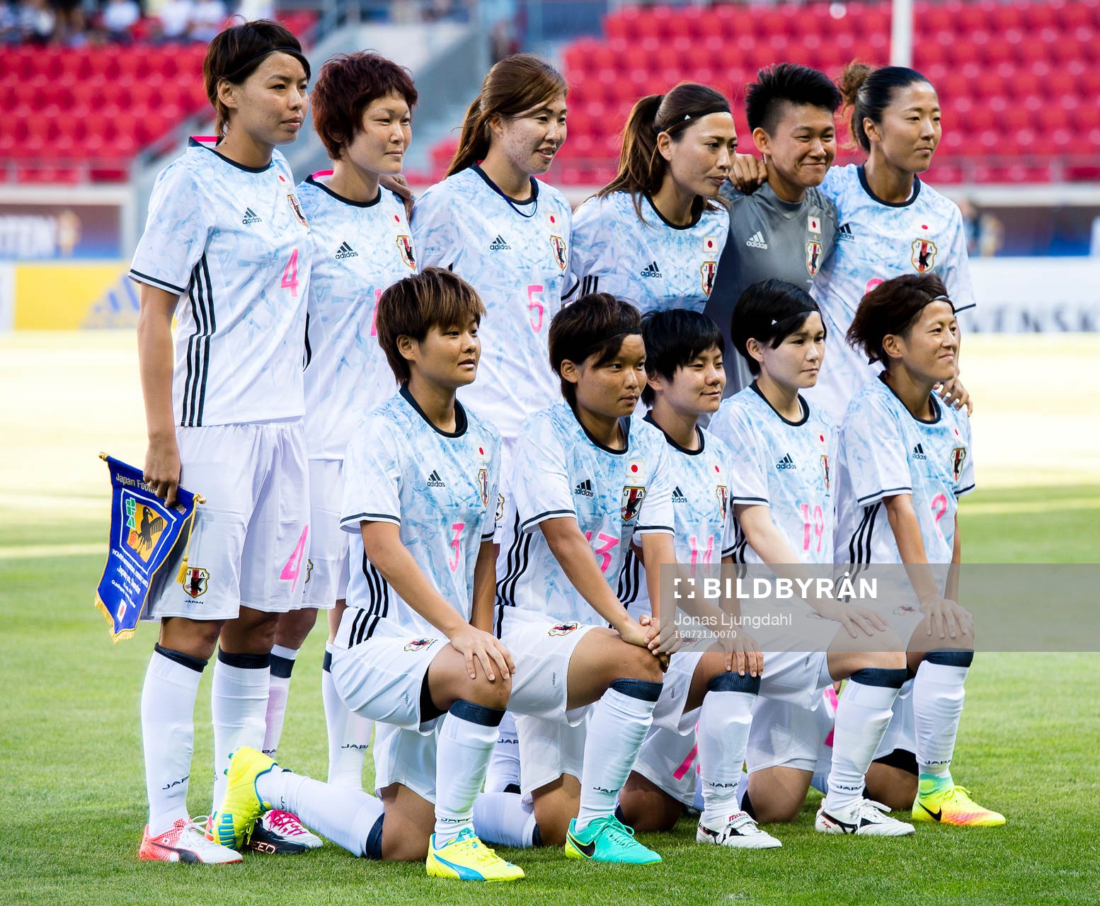Japans startelva, bakre raden från vänster: Saki Kumagai, Mizuho Sakaguchi, Yuri Kawamura, Rumi Utsugi, målvakt Ayaka Yamashita och Yuki Nagasato. Främre raden från vänster Tomoko Muramatsu, Rika Masuya, Yu Nakasata, Mayu Sasaki och Saori Ariyoshi under landskampen i fotboll mellan Sverige och Japan 21 juli 2016 i Kalmar.